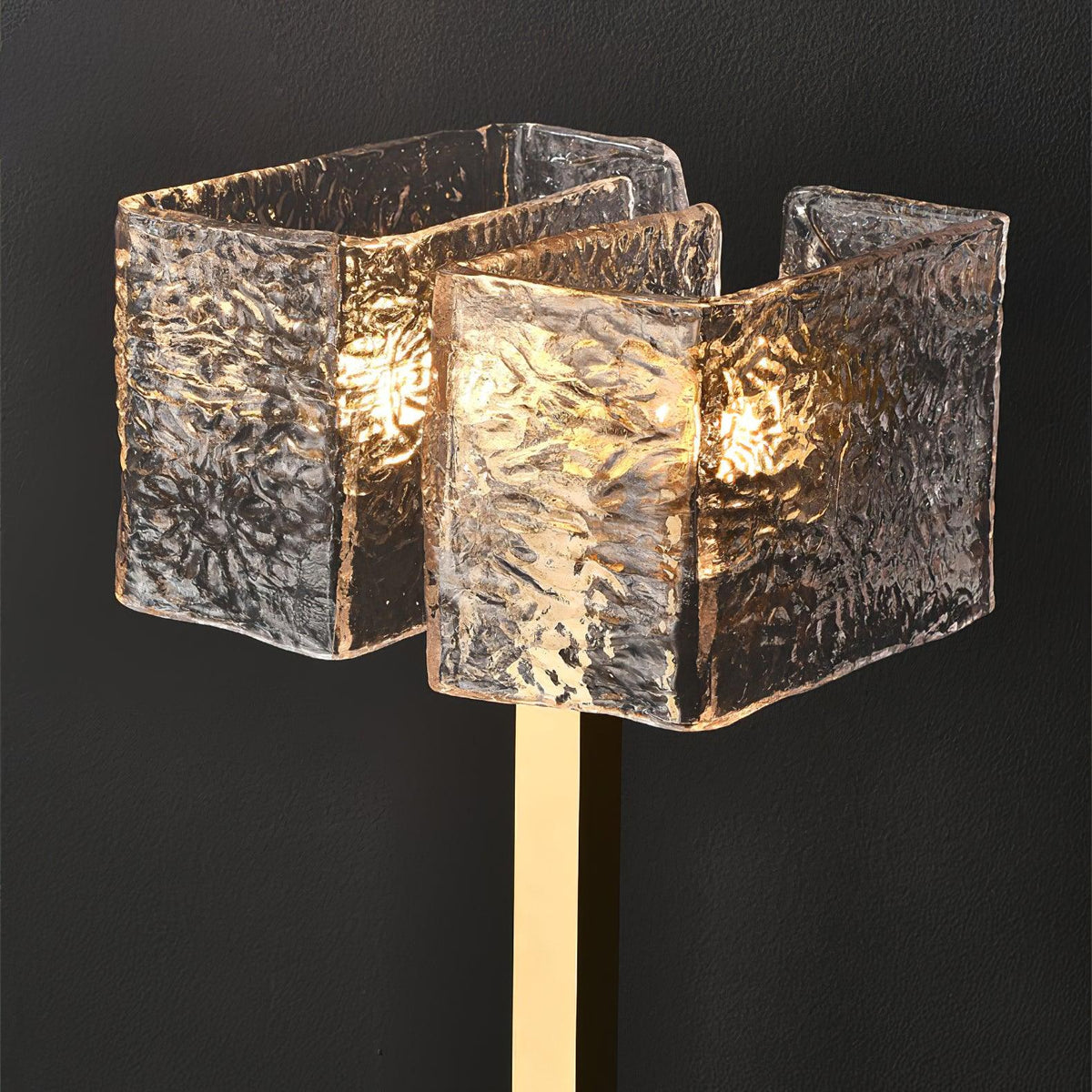 Blyn Tischleuchte aus Messingglas im künstlerischen Stil
