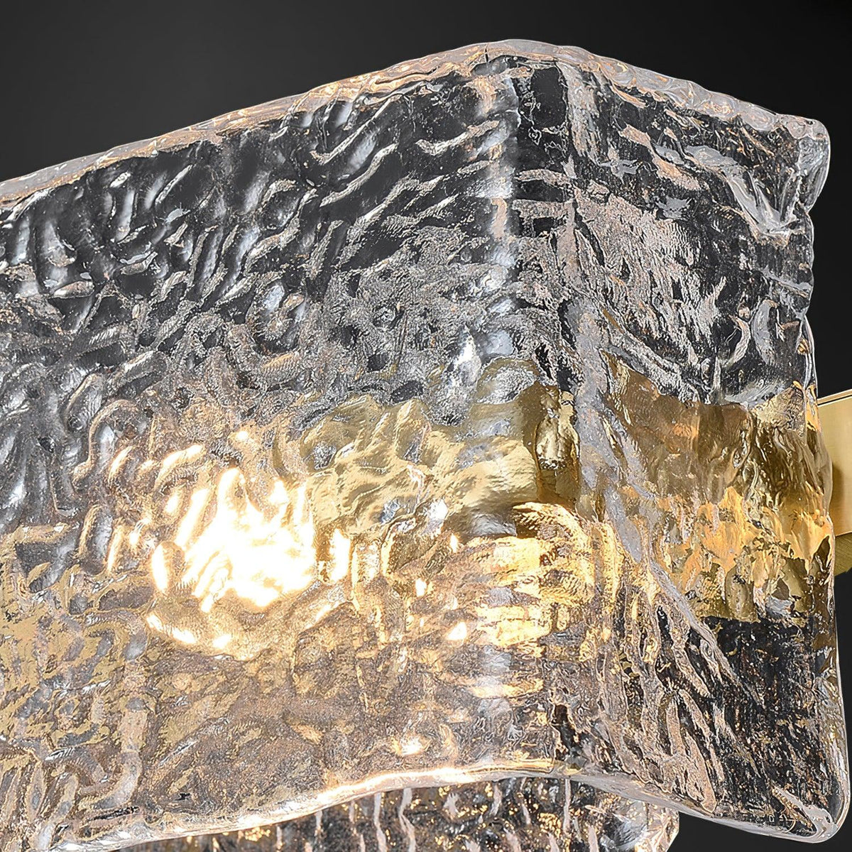 Blyn Tischleuchte aus Messingglas im künstlerischen Stil