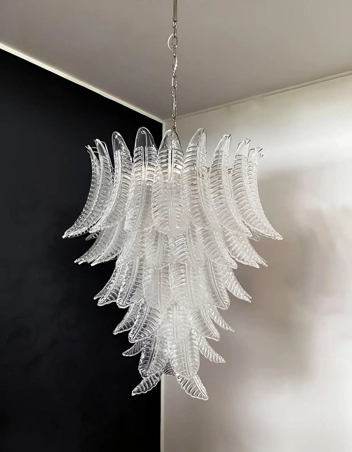 Eirineon Kronleuchter aus klarem Glas in Blattform kaskadierend elegant