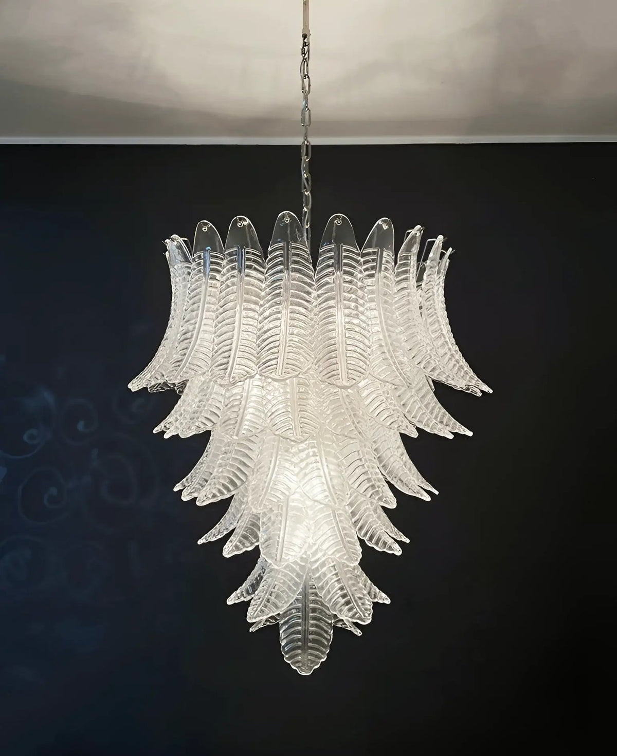 Eirineon Kronleuchter aus klarem Glas in Blattform kaskadierend elegant