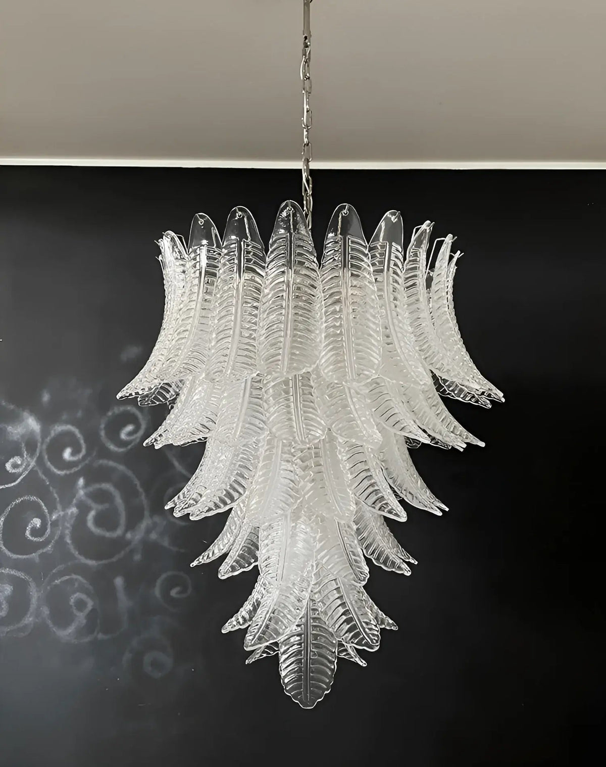 Eirineon Kronleuchter aus klarem Glas in Blattform kaskadierend elegant