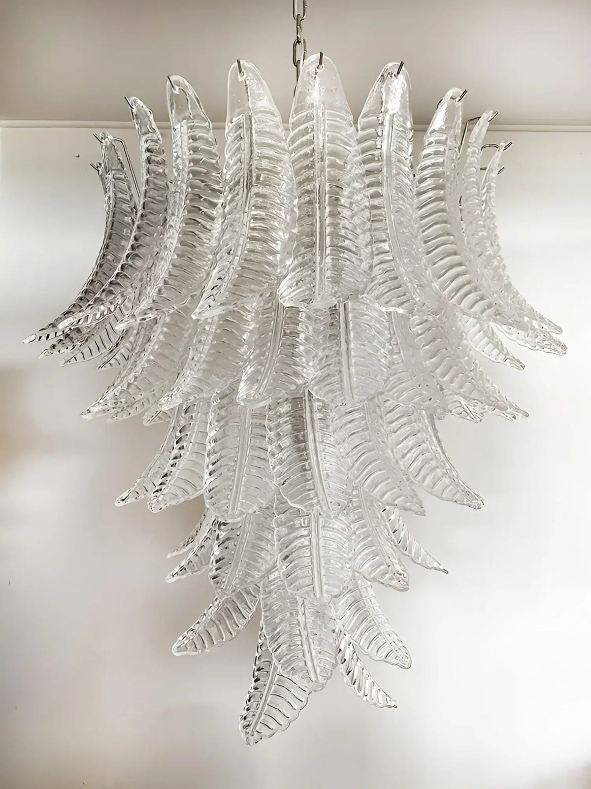 Eirineon Kronleuchter aus klarem Glas in Blattform kaskadierend elegant
