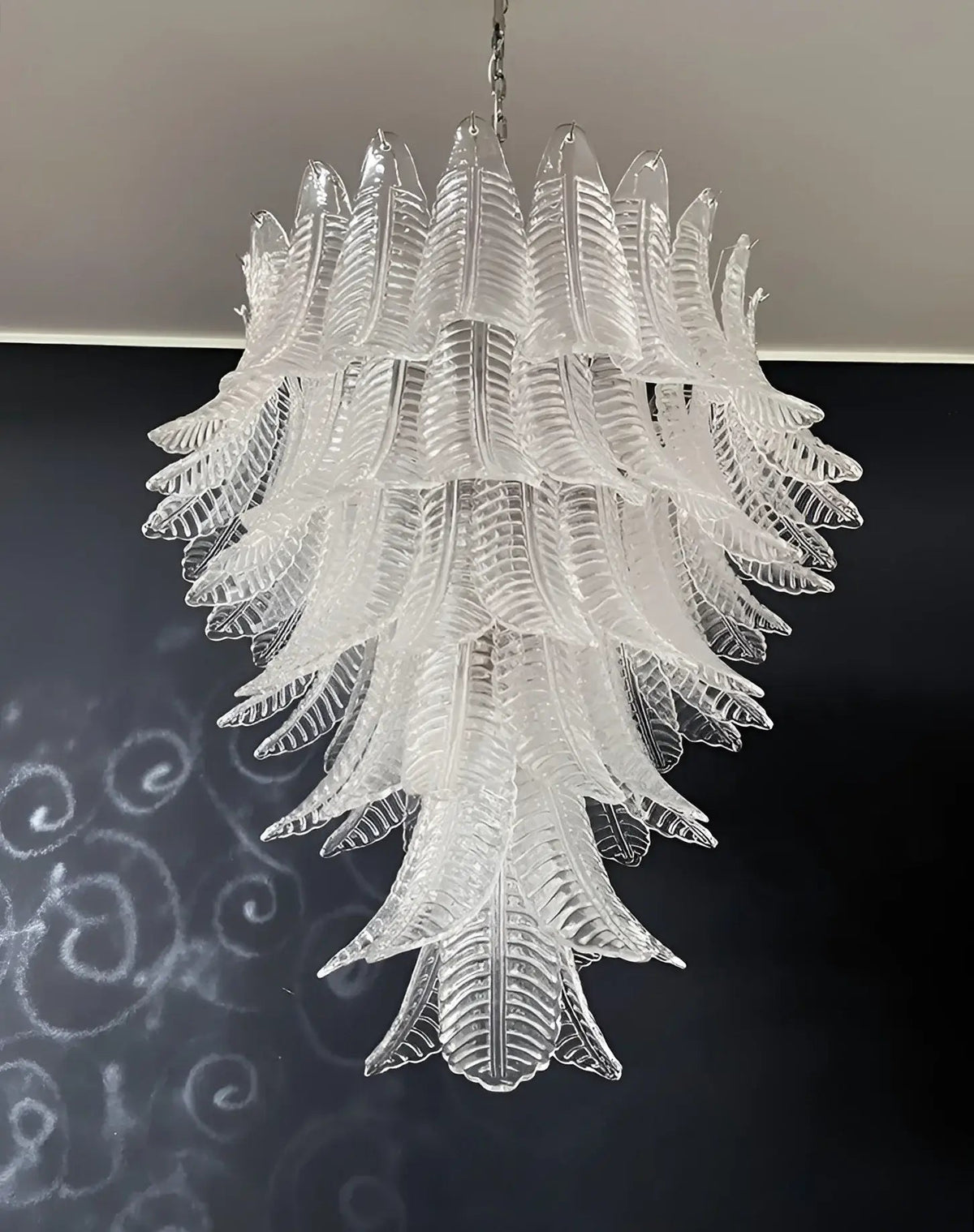 Eirineon Kronleuchter aus klarem Glas in Blattform kaskadierend elegant