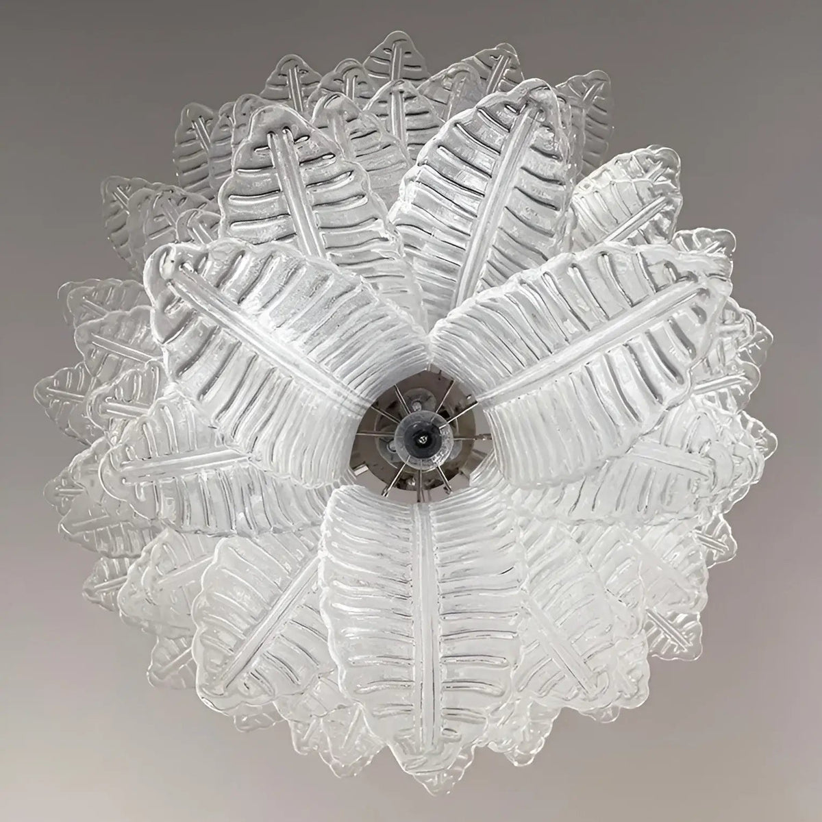 Eirineon Kronleuchter aus klarem Glas in Blattform kaskadierend elegant