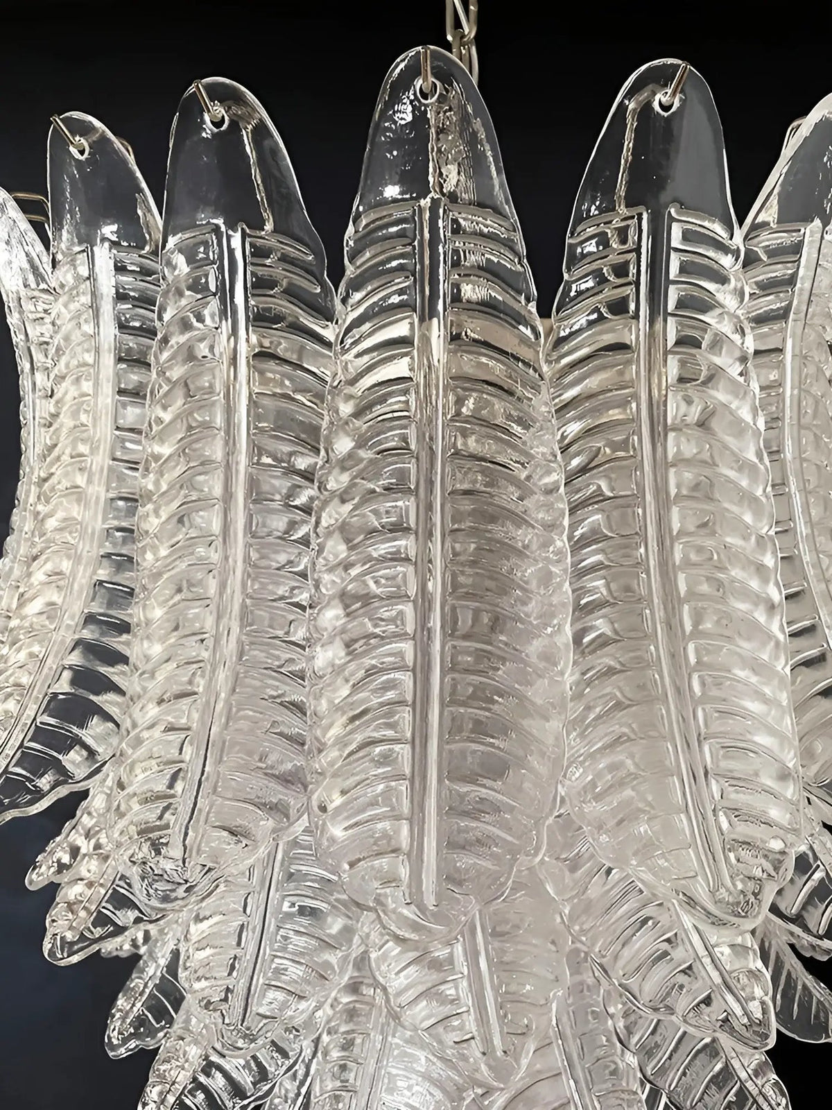 Eirineon Kronleuchter aus klarem Glas in Blattform kaskadierend elegant