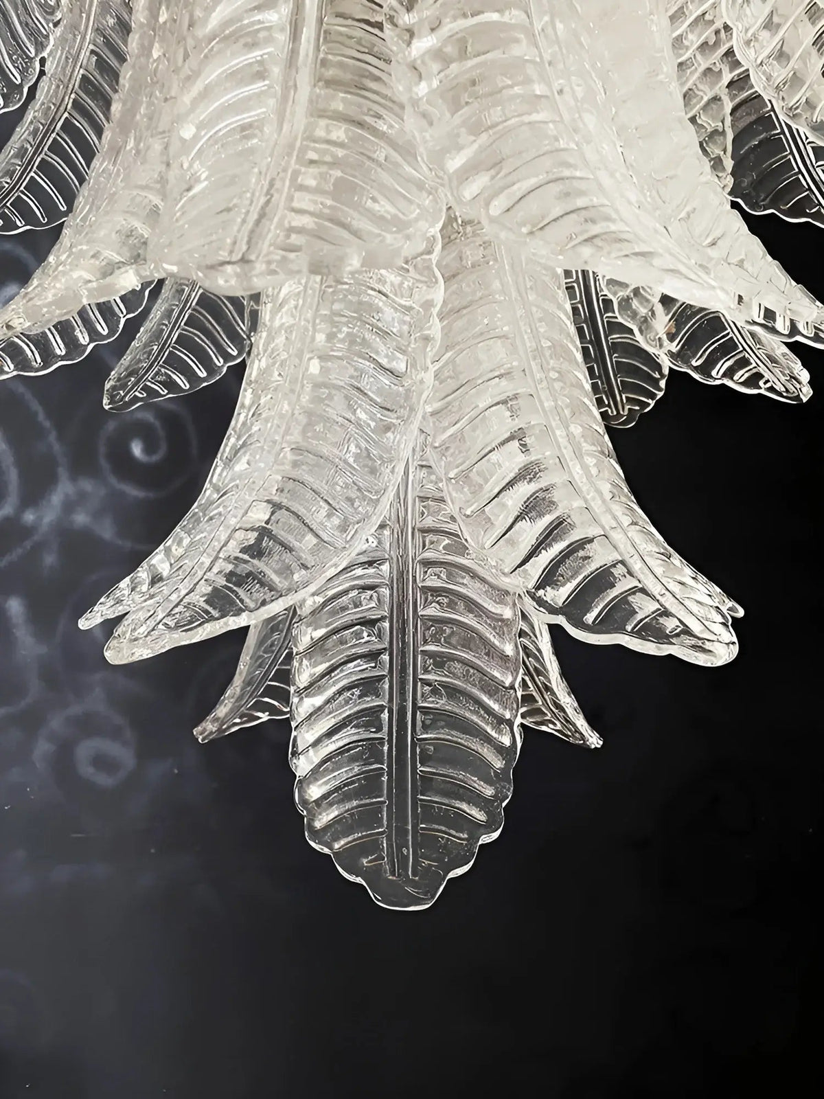 Eirineon Kronleuchter aus klarem Glas in Blattform kaskadierend elegant
