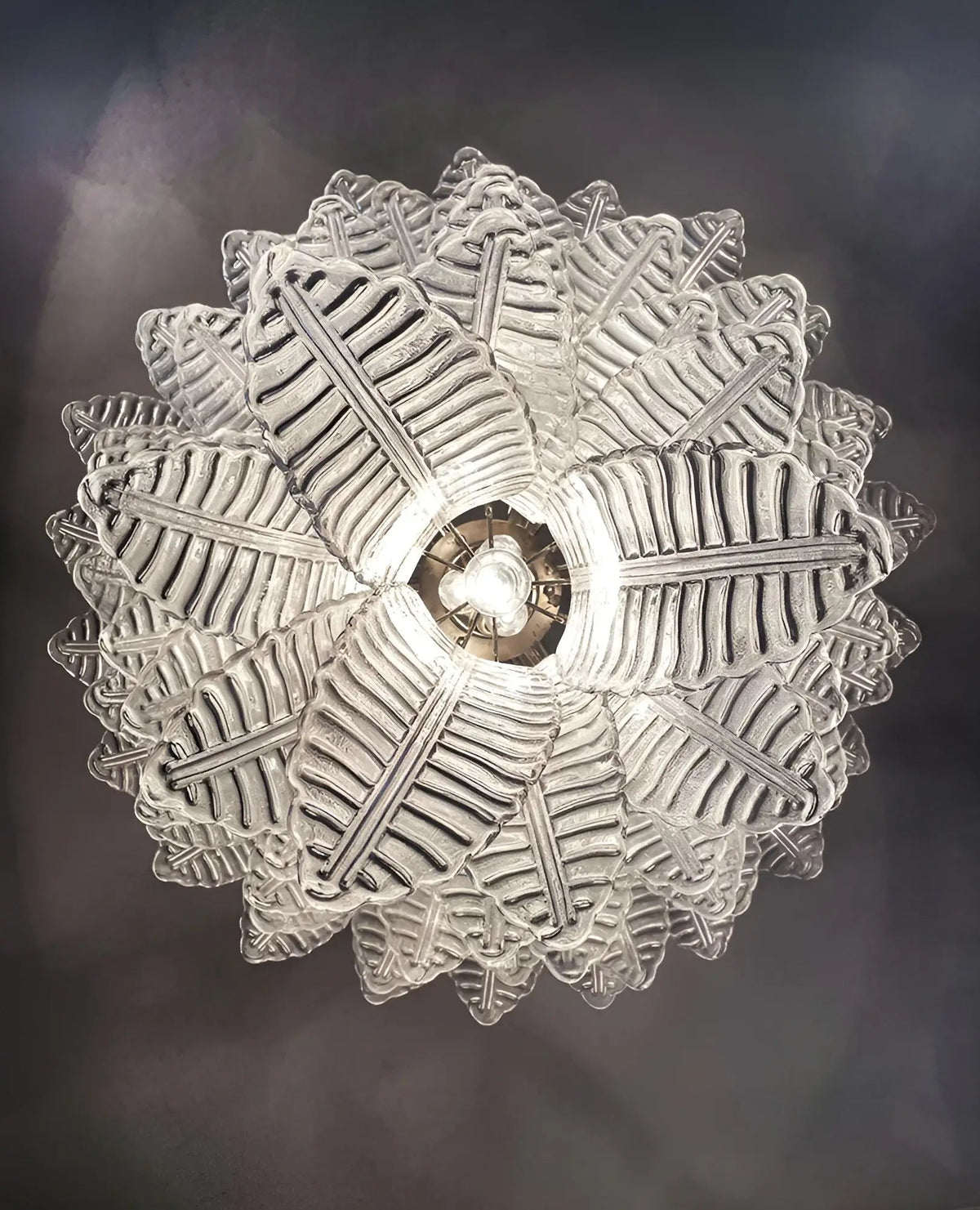 Eirineon Kronleuchter aus klarem Glas in Blattform kaskadierend elegant