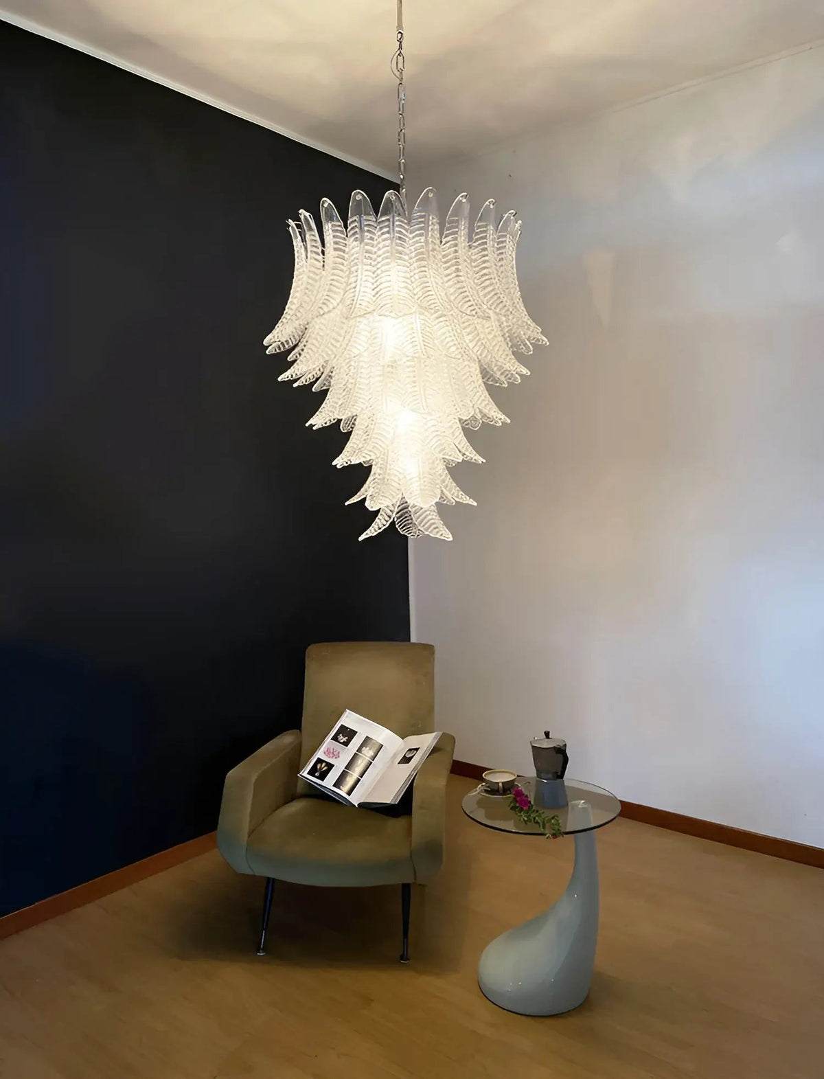 Eirineon Kronleuchter aus klarem Glas in Blattform kaskadierend elegant