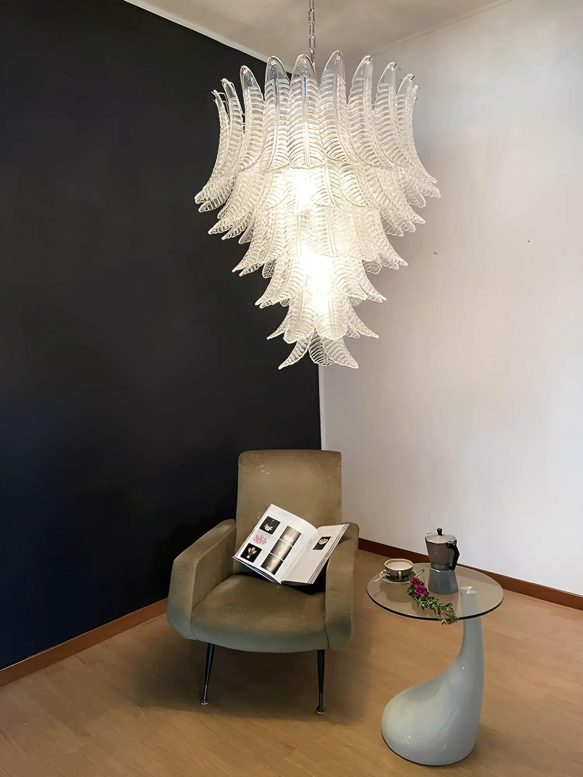 Eirineon Kronleuchter aus klarem Glas in Blattform kaskadierend elegant