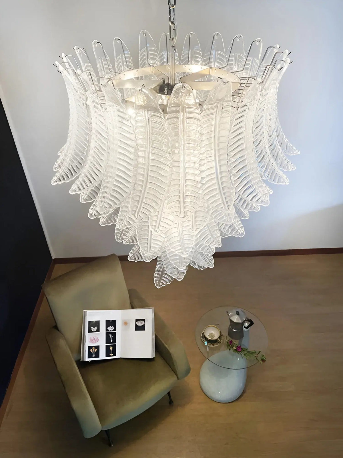 Eirineon Kronleuchter aus klarem Glas in Blattform kaskadierend elegant