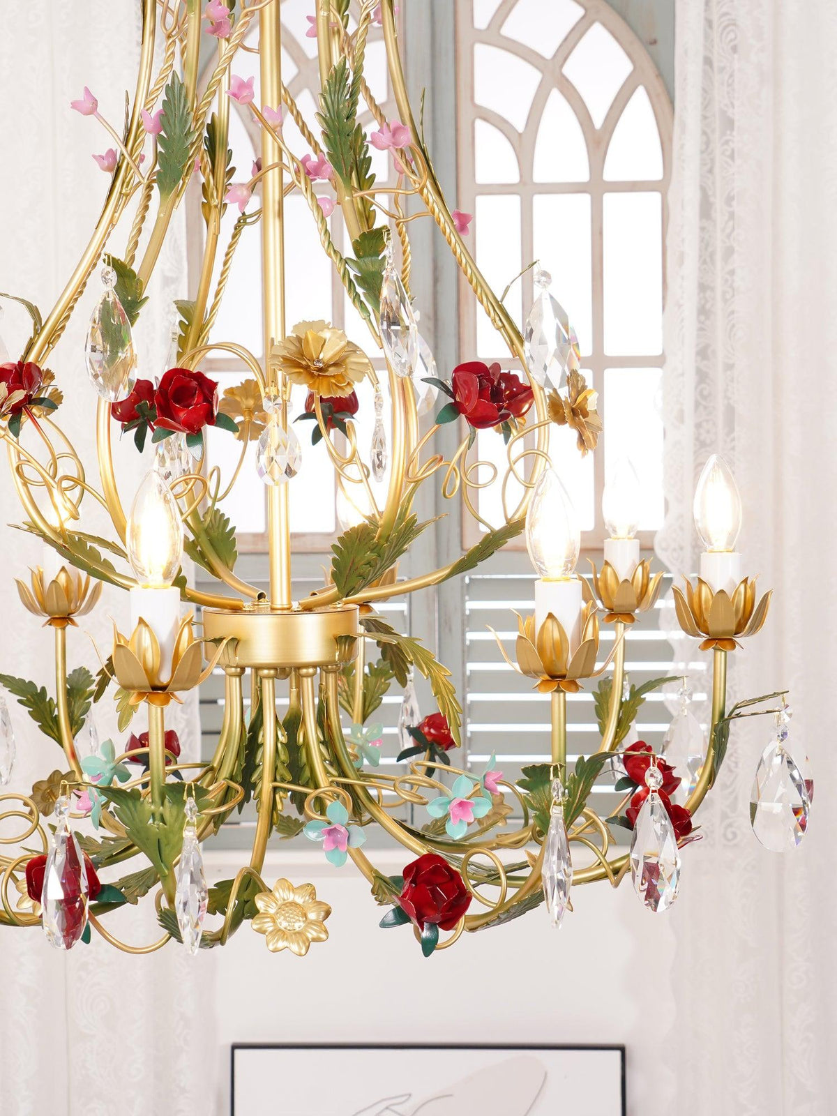 Selarella Kronleuchter aus Messing mit floralen Rosen und Kristallkerzen