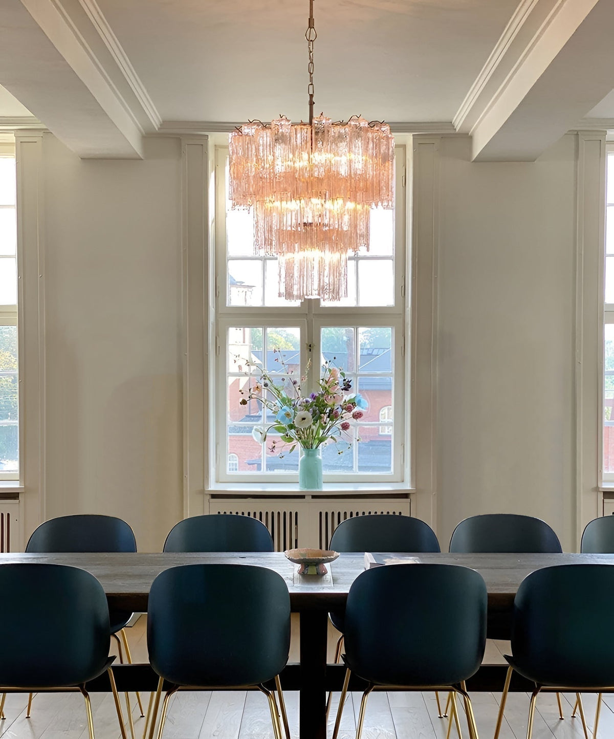 Veloraria Kronleuchter aus rosa Glasrohren in Schichten modern