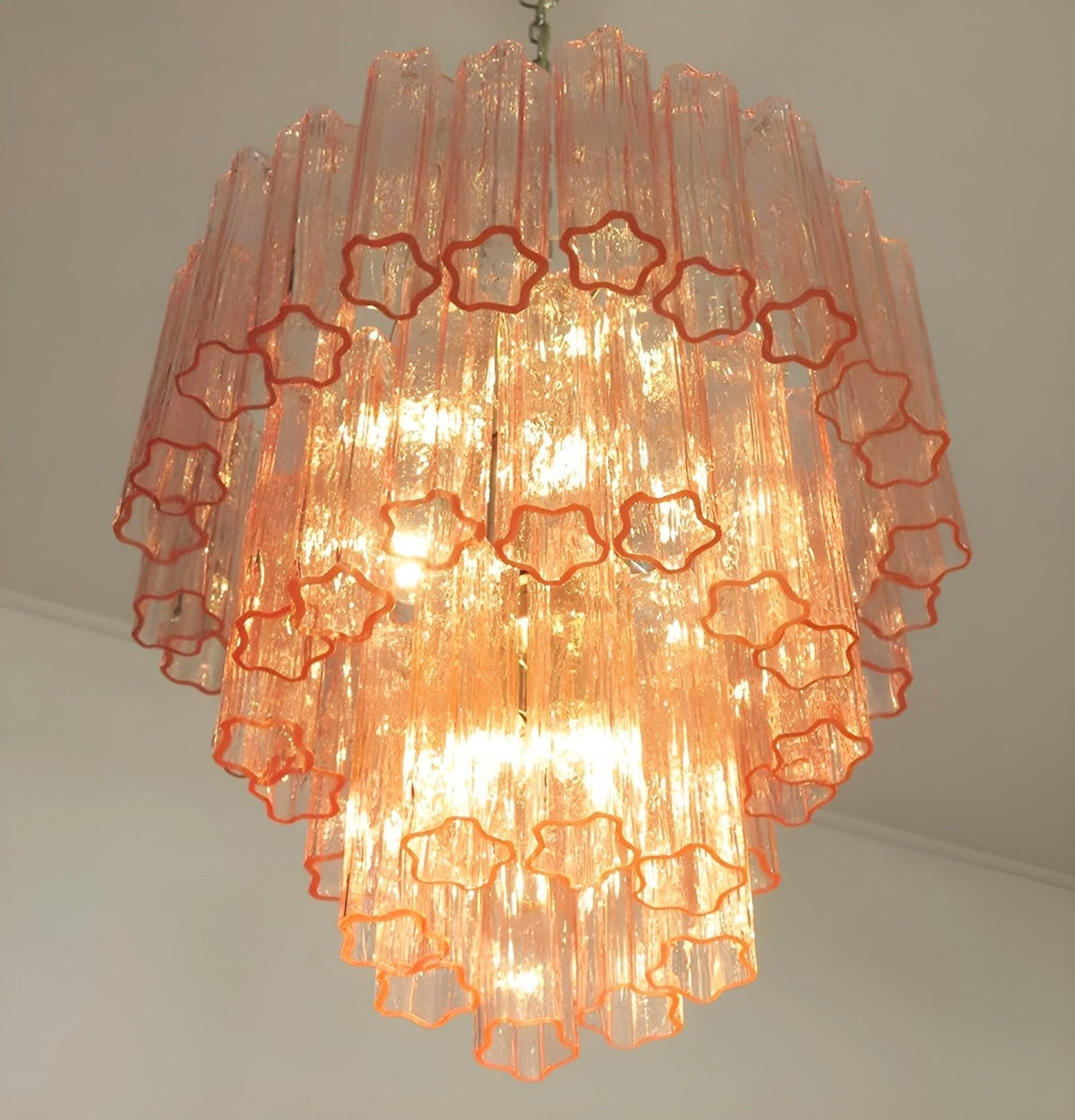 Veloraria Kronleuchter aus rosa Glasrohren in Schichten modern