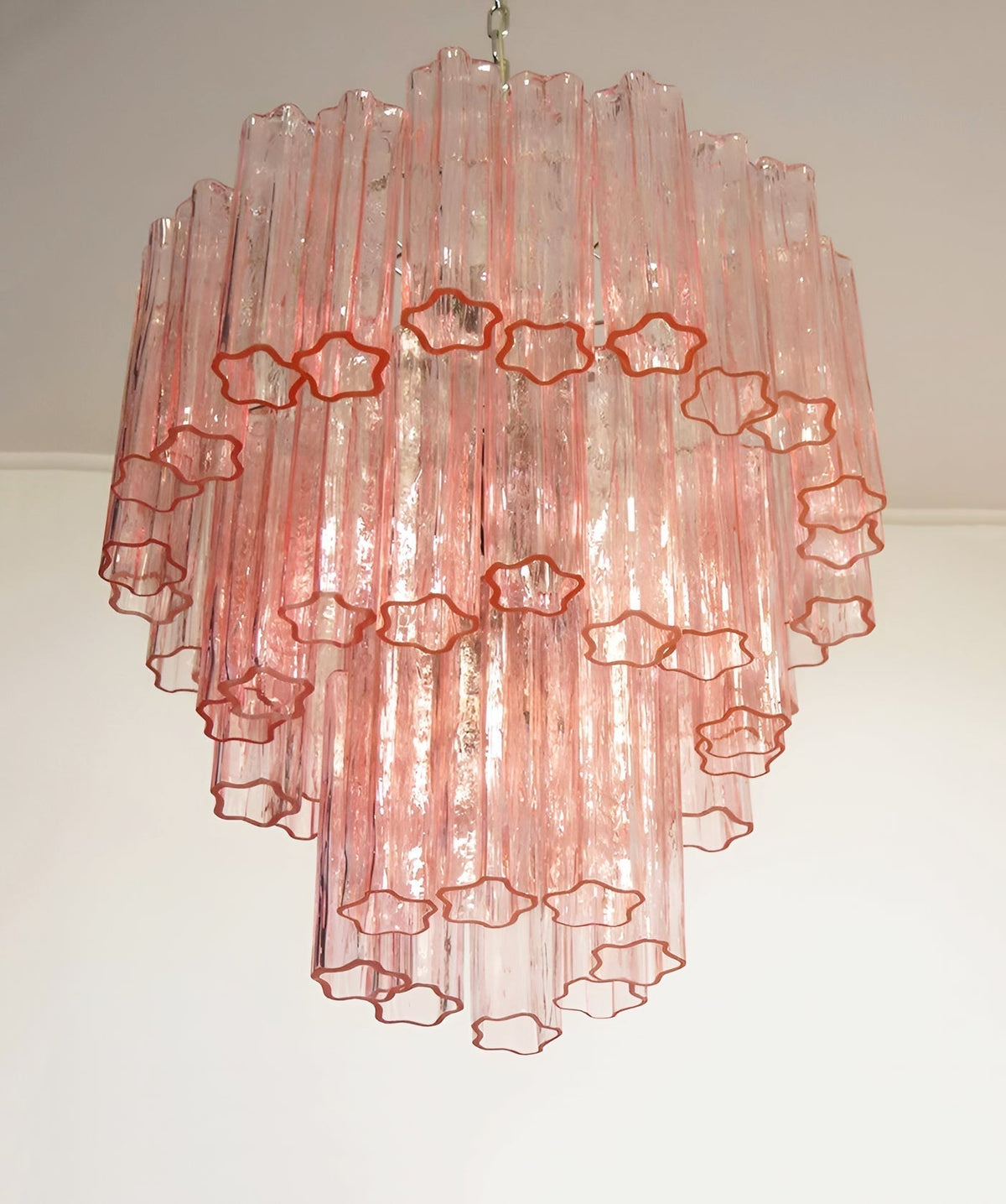 Veloraria Kronleuchter aus rosa Glasrohren in Schichten modern