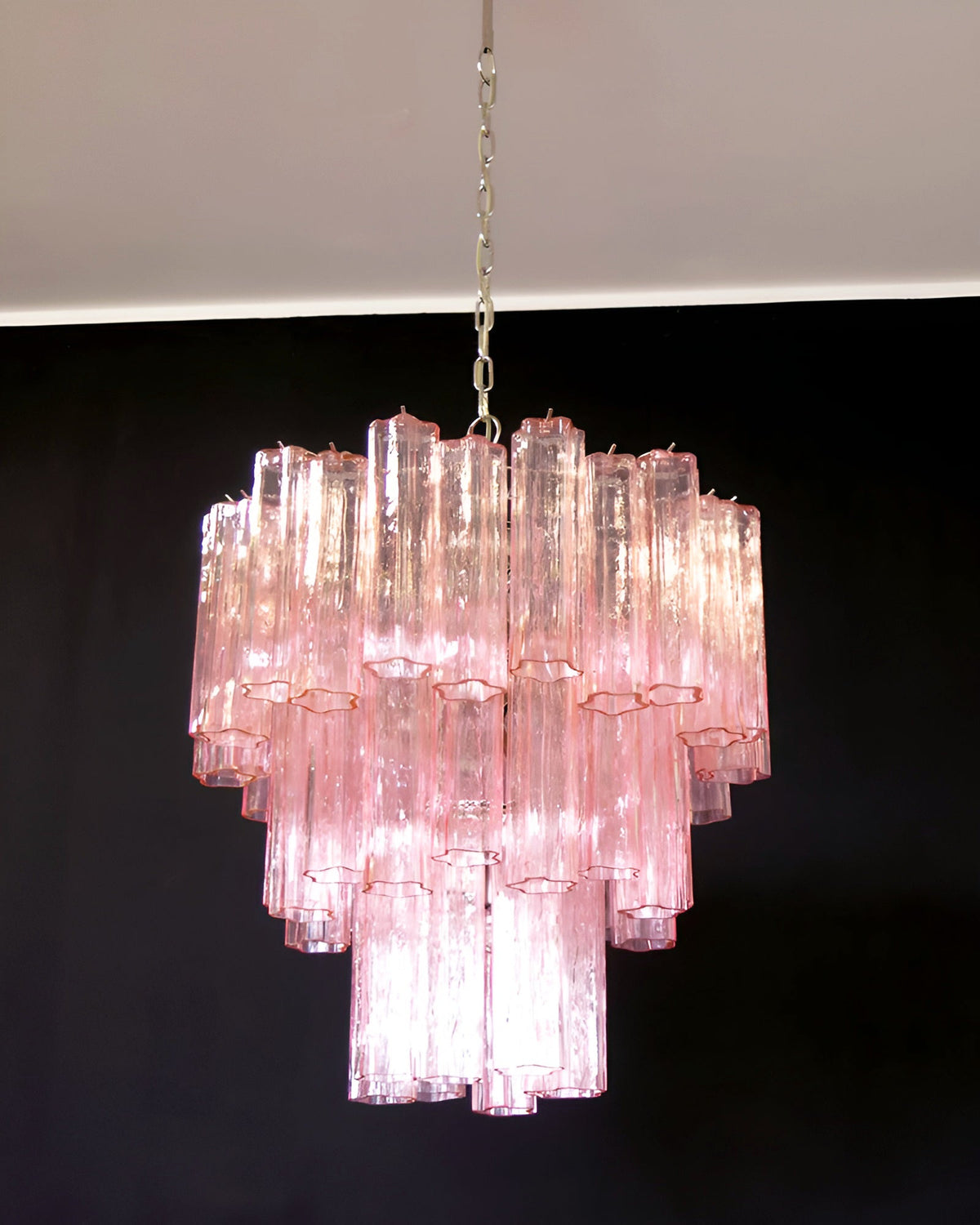 Veloraria Kronleuchter aus rosa Glasrohren in Schichten modern