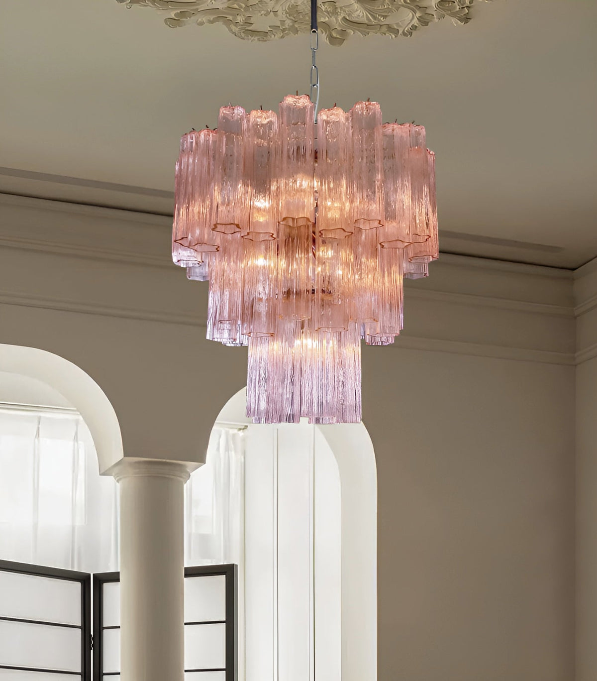 Veloraria Kronleuchter aus rosa Glasrohren in Schichten modern