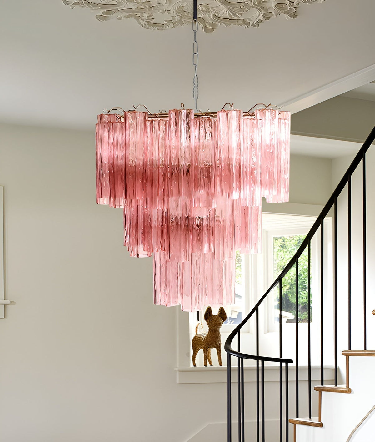 Veloraria Kronleuchter aus rosa Glasrohren in Schichten modern