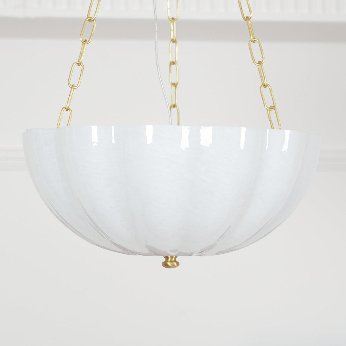 Voriq Kronleuchter Glas-Schale Messing-Kette