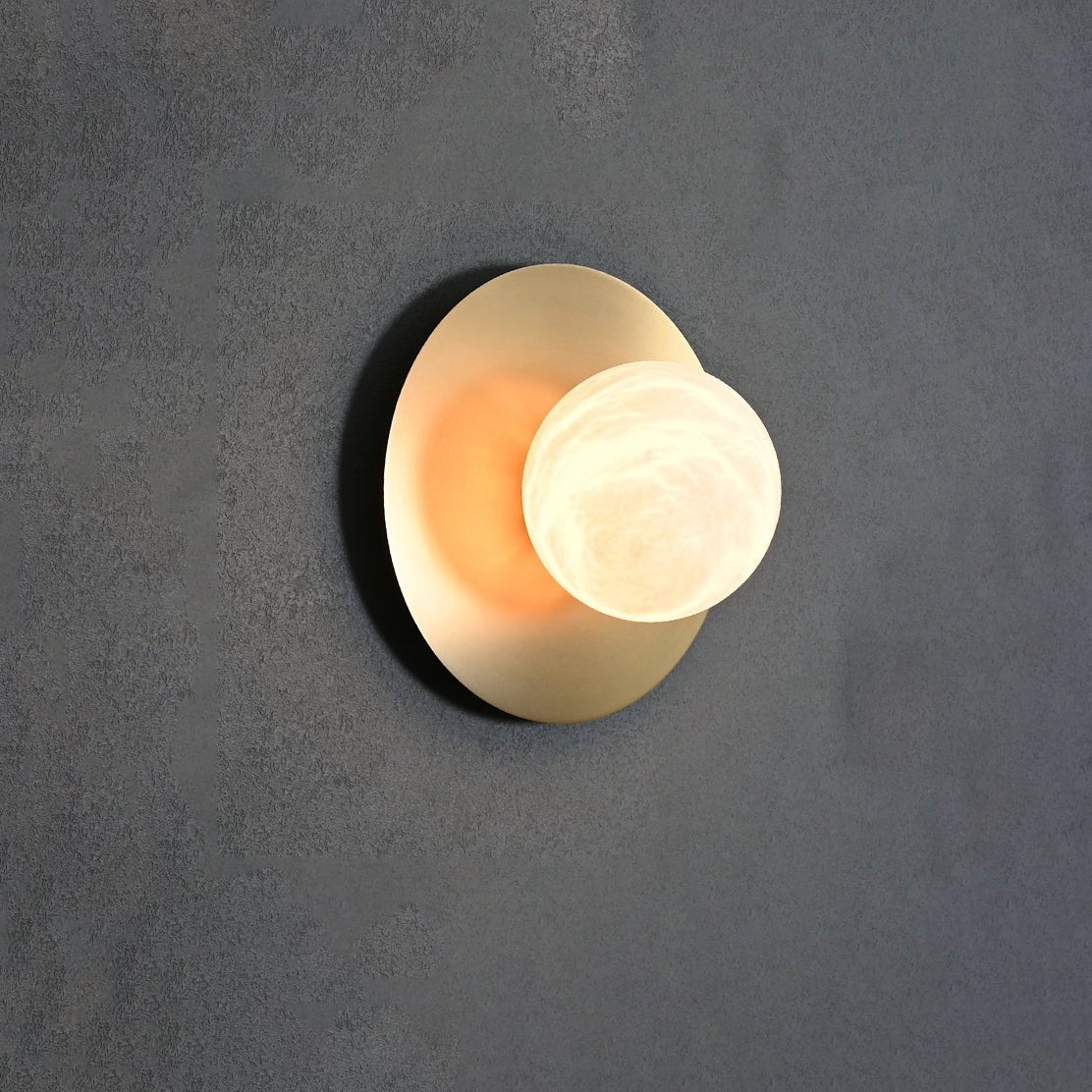 Eirueria Alabaster Wandleuchte in Kugel