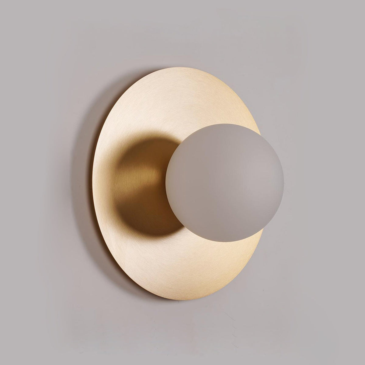 Elem zeitgenössische minimalistische runde Kunst-Wandleuchte aus Messing und Glas