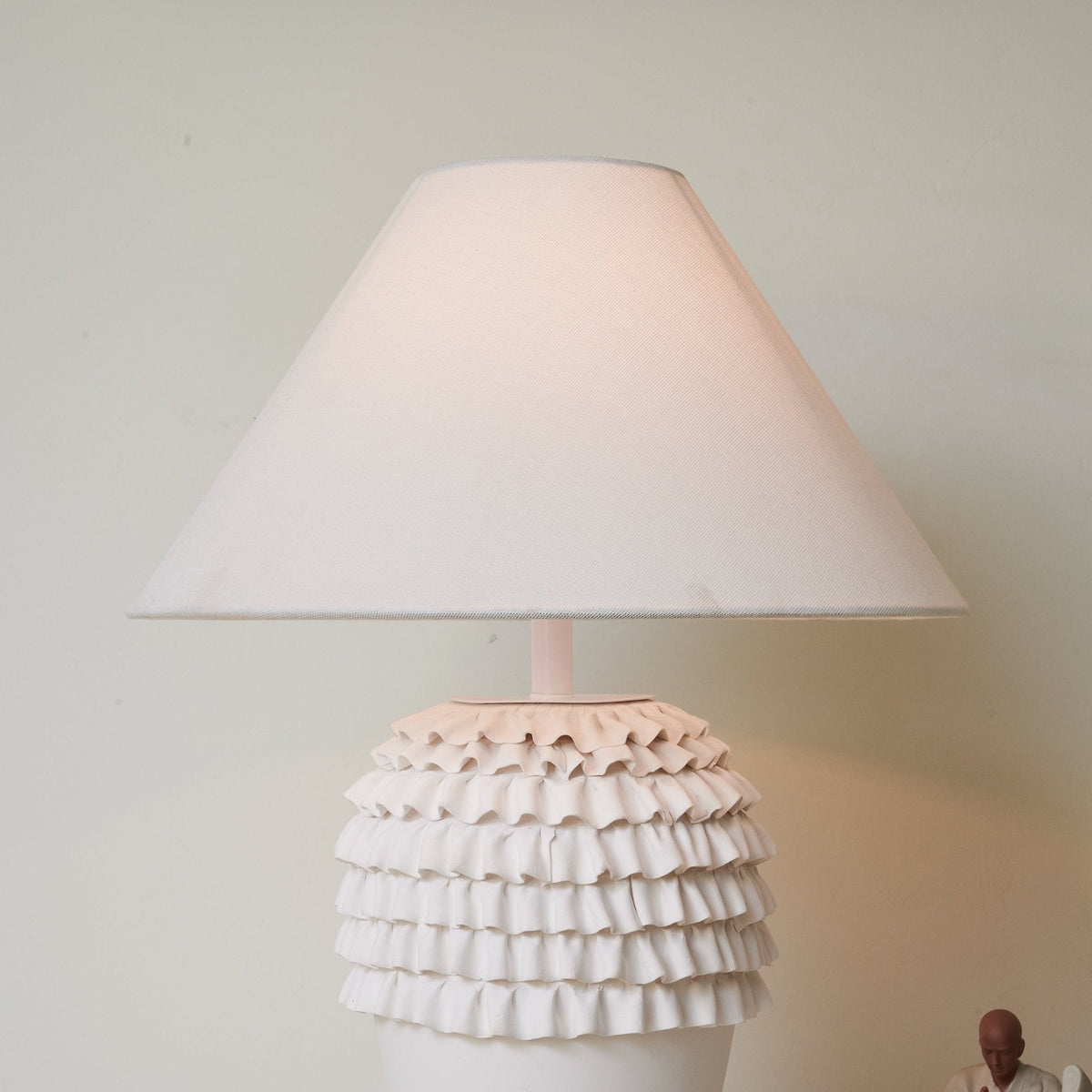 Jonathan Tischlampe aus Keramik im modernen Stil