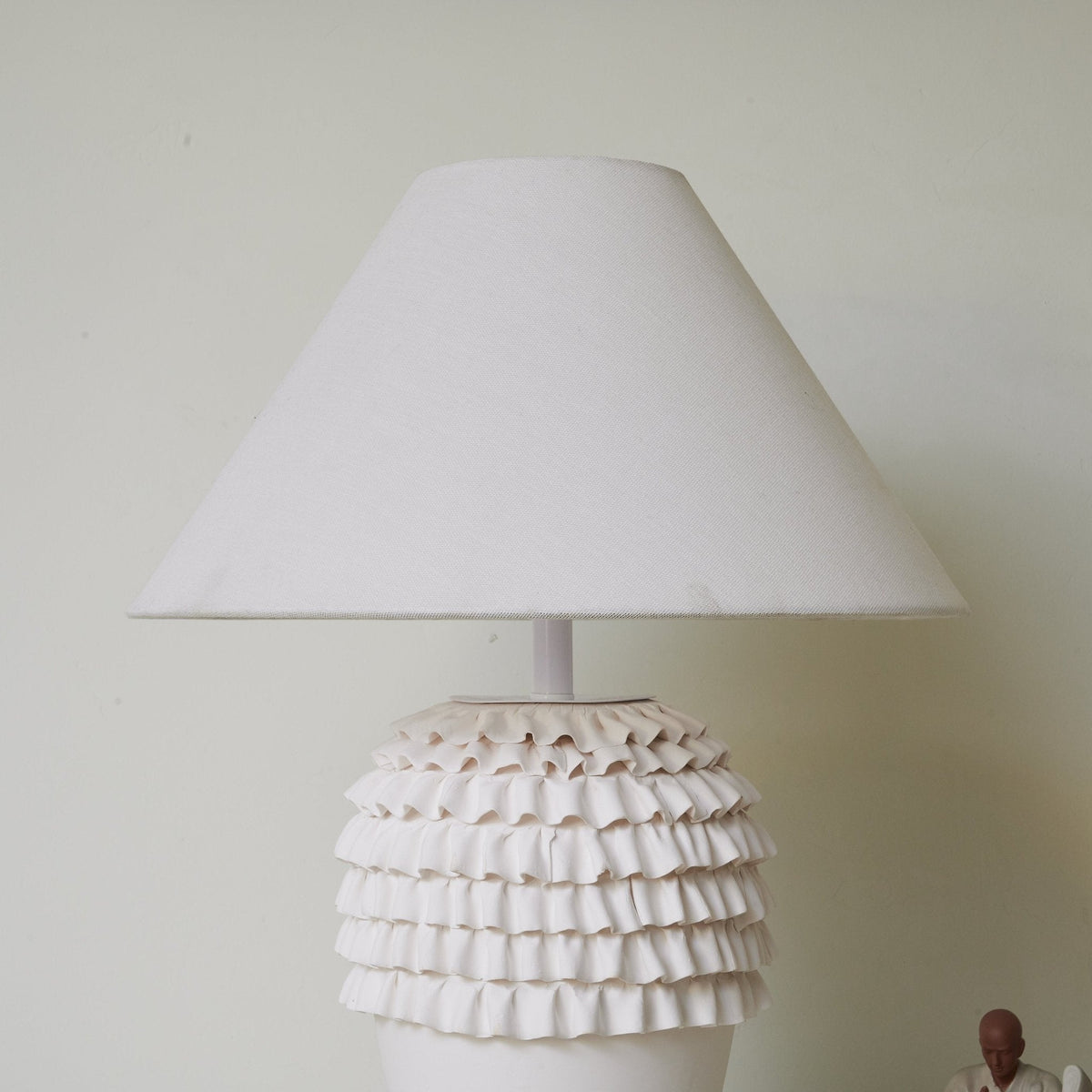 Jonathan Tischlampe aus Keramik im modernen Stil