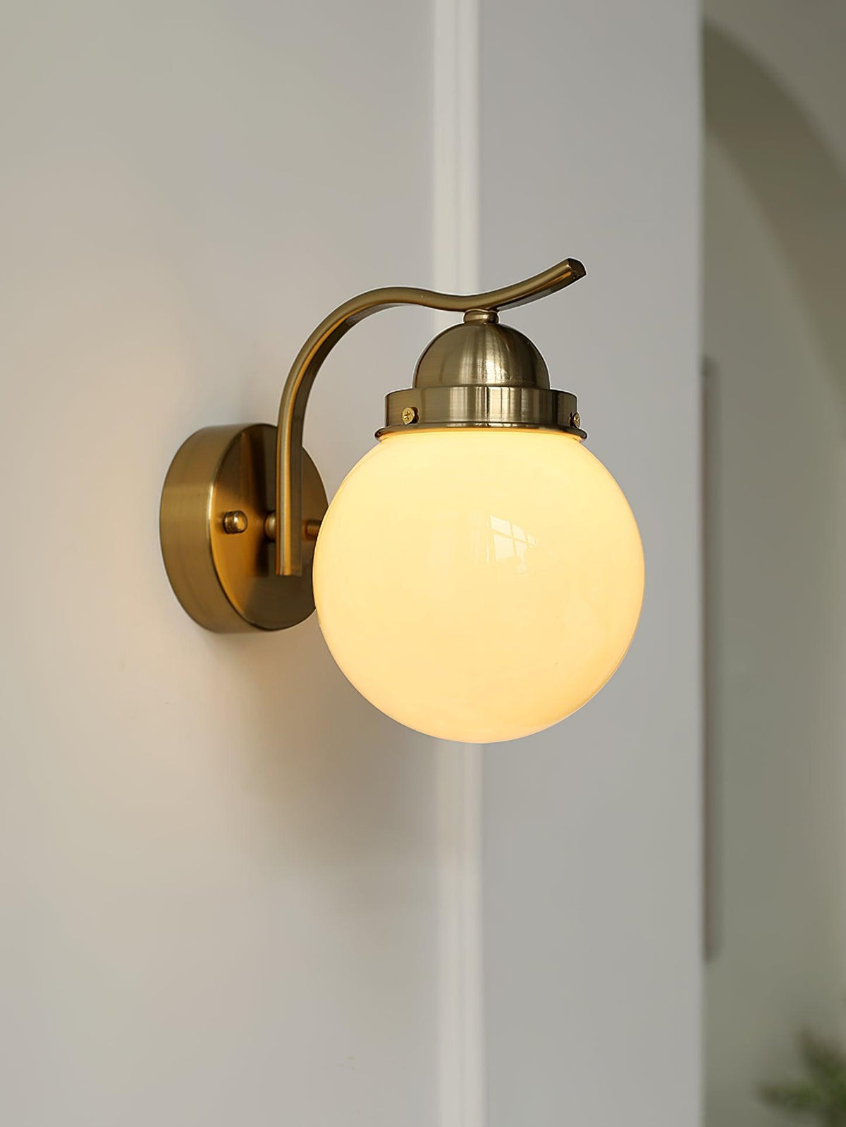 Avrinir zeitgenössische minimalistische Glas-Wandleuchte