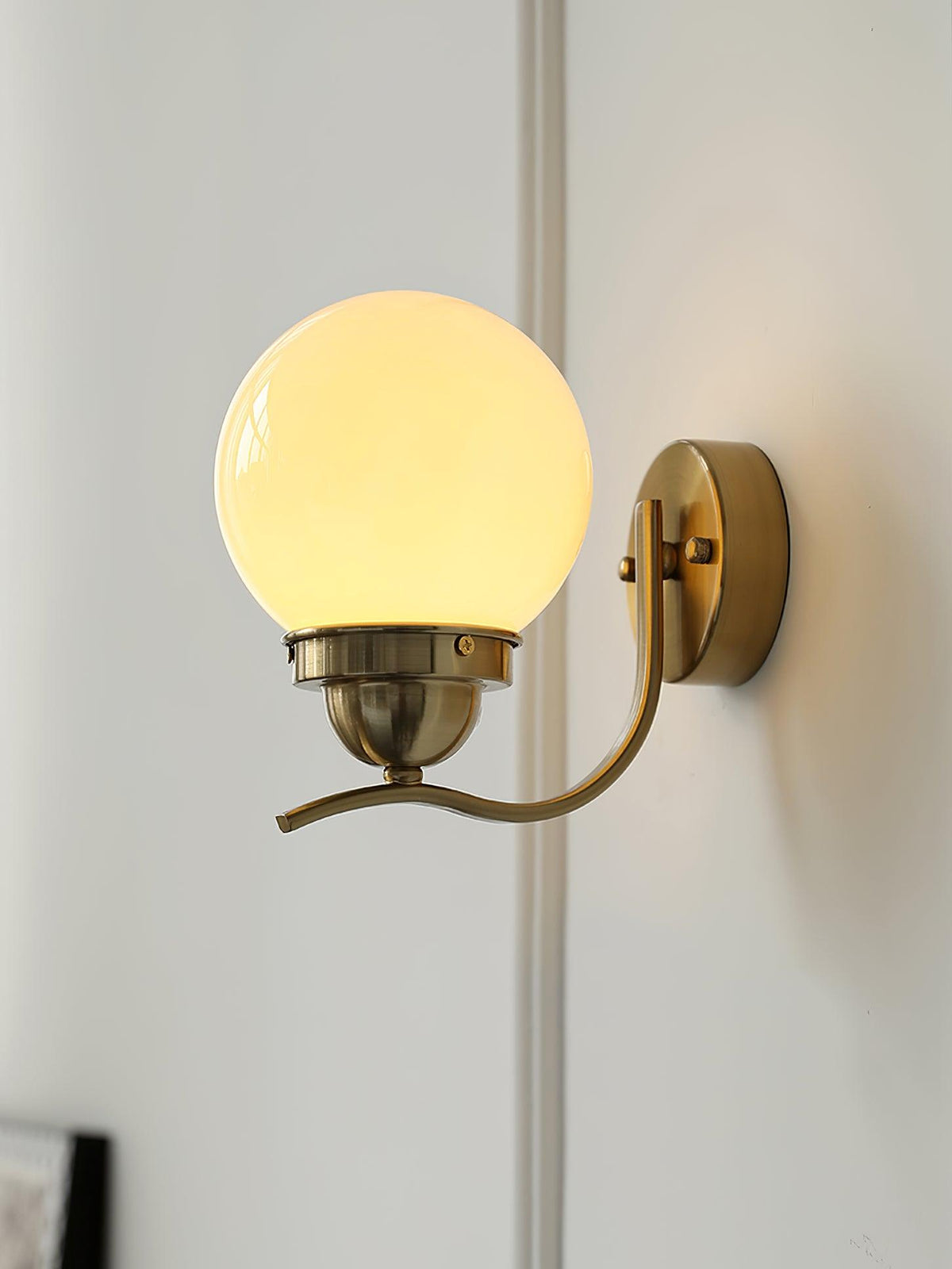 Avrinir zeitgenössische minimalistische Glas-Wandleuchte