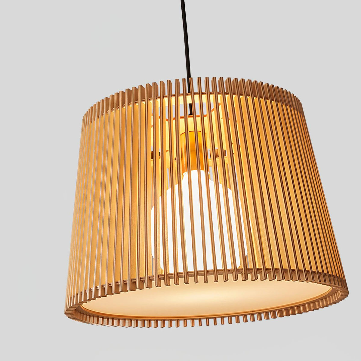 Clou Pendelleuchte aus Holz im Retro-Stil