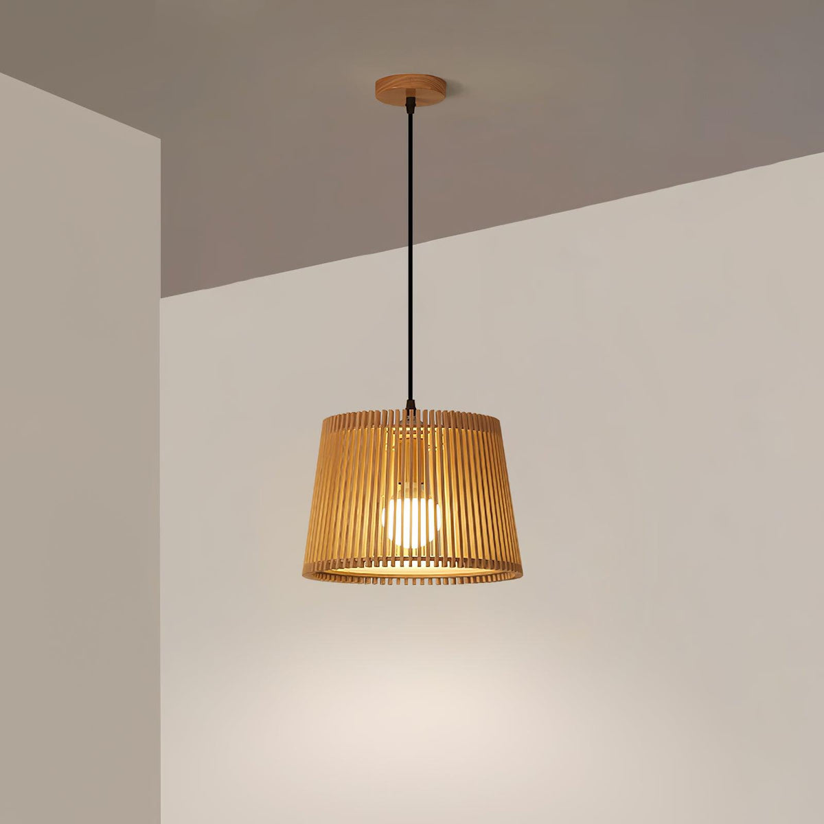 Clou Pendelleuchte aus Holz im Retro-Stil