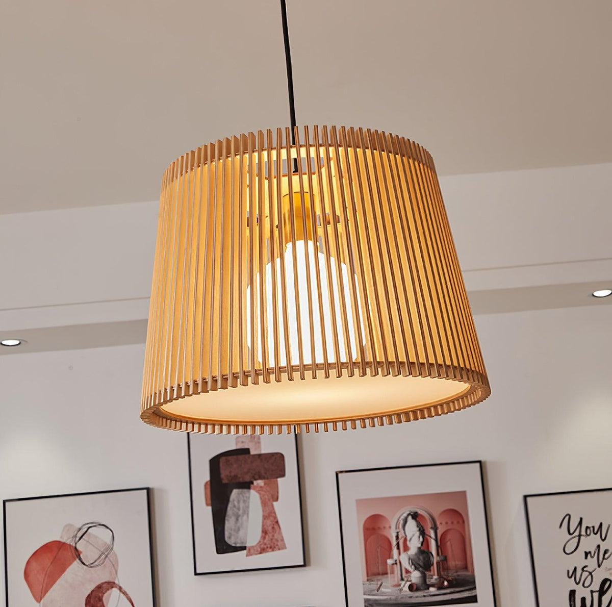 Clou Pendelleuchte aus Holz im Retro-Stil