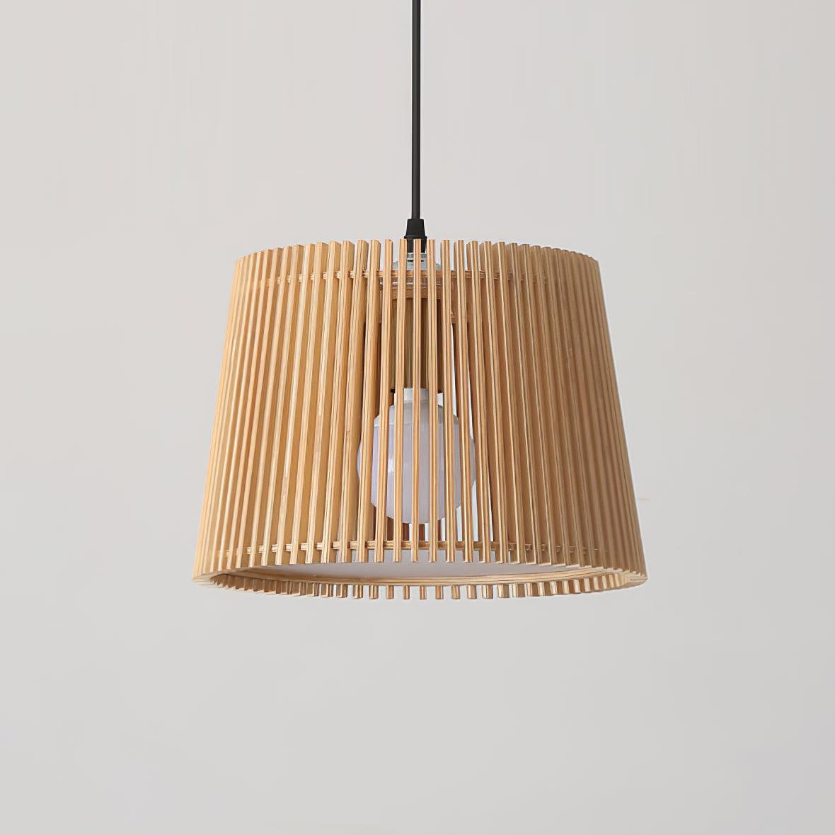 Clou Pendelleuchte aus Holz im Retro-Stil