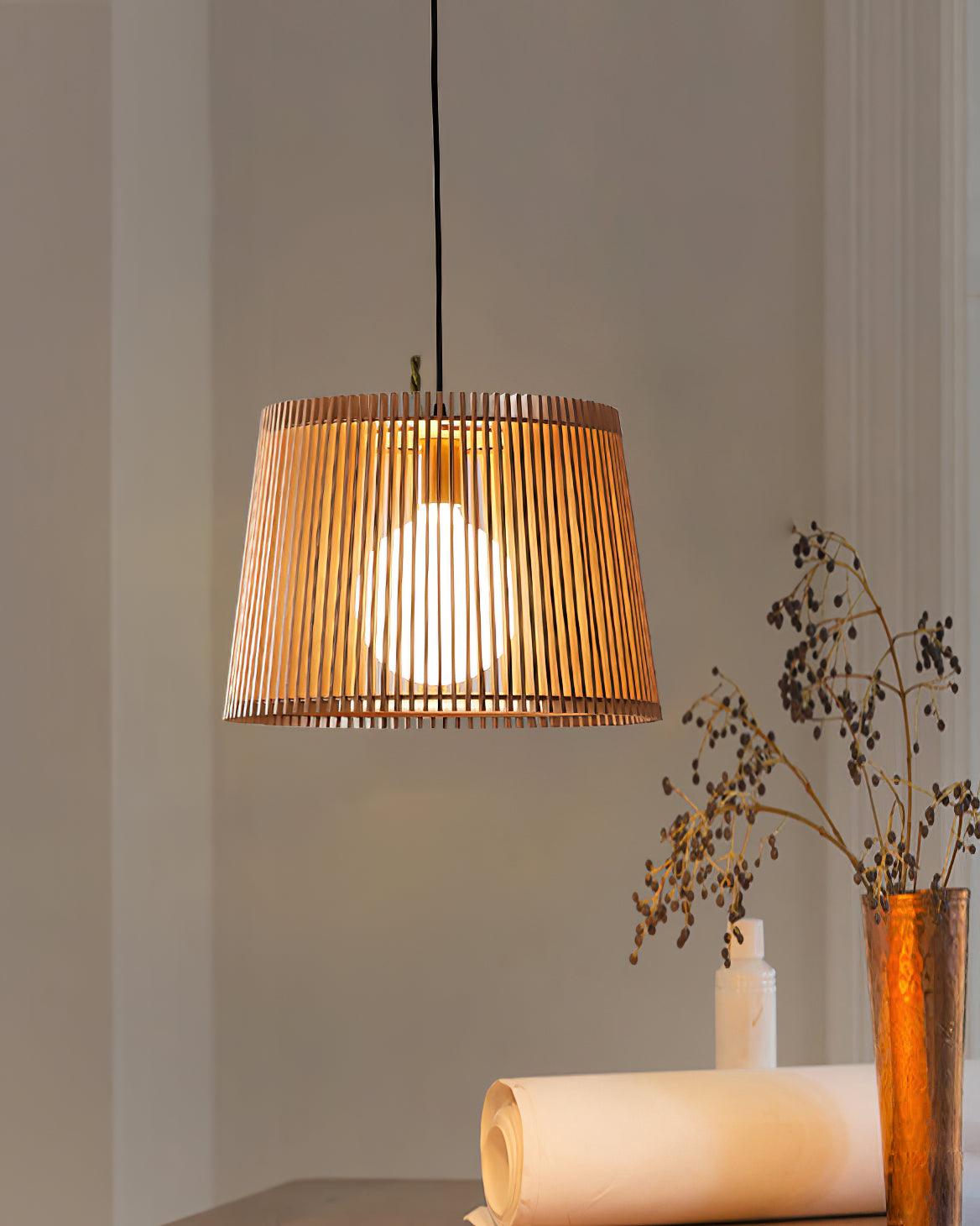 Clou Pendelleuchte aus Holz im Retro-Stil