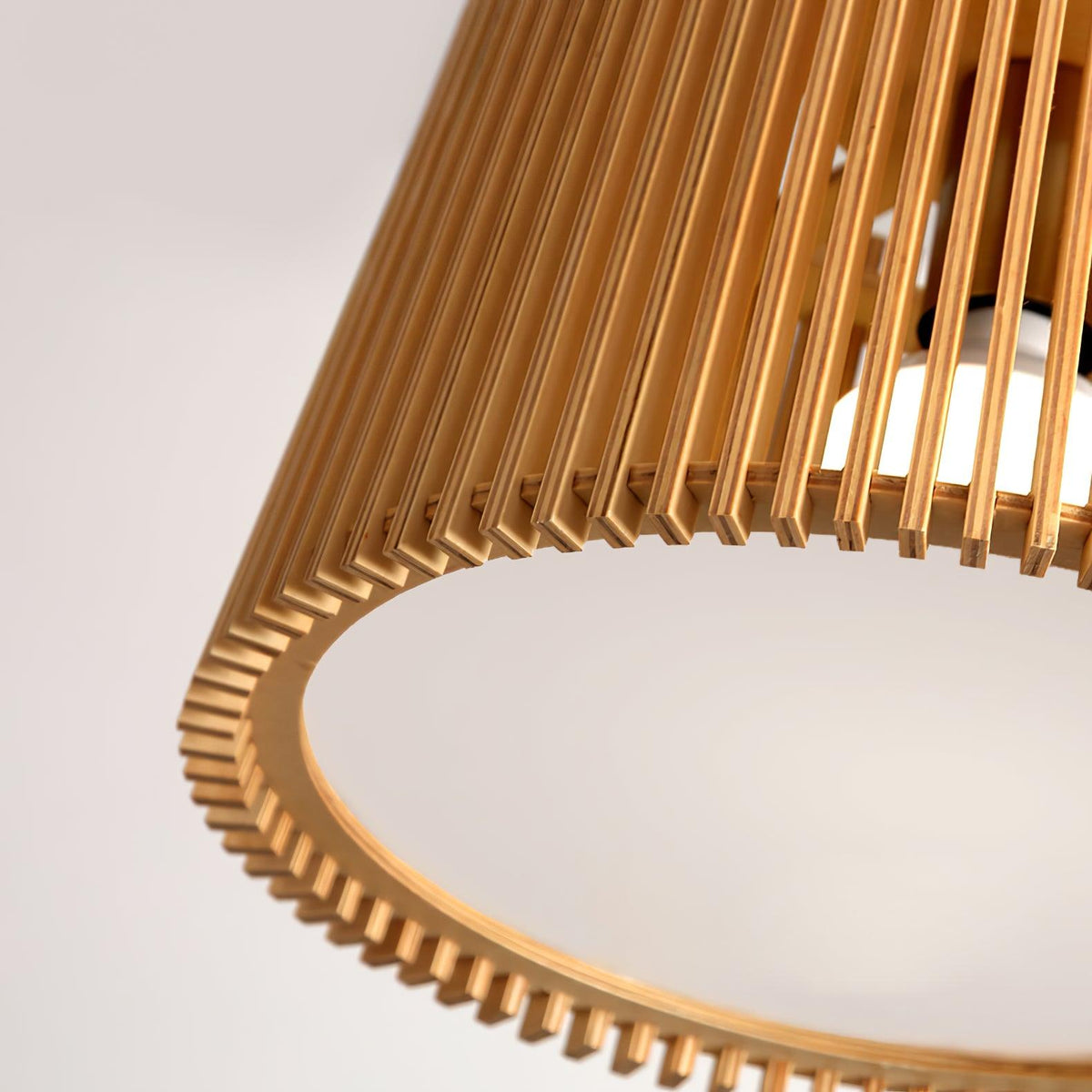 Clou Pendelleuchte aus Holz im Retro-Stil