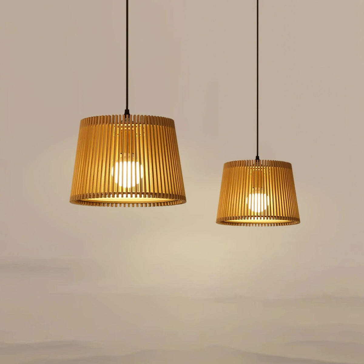 Clou Pendelleuchte aus Holz im Retro-Stil