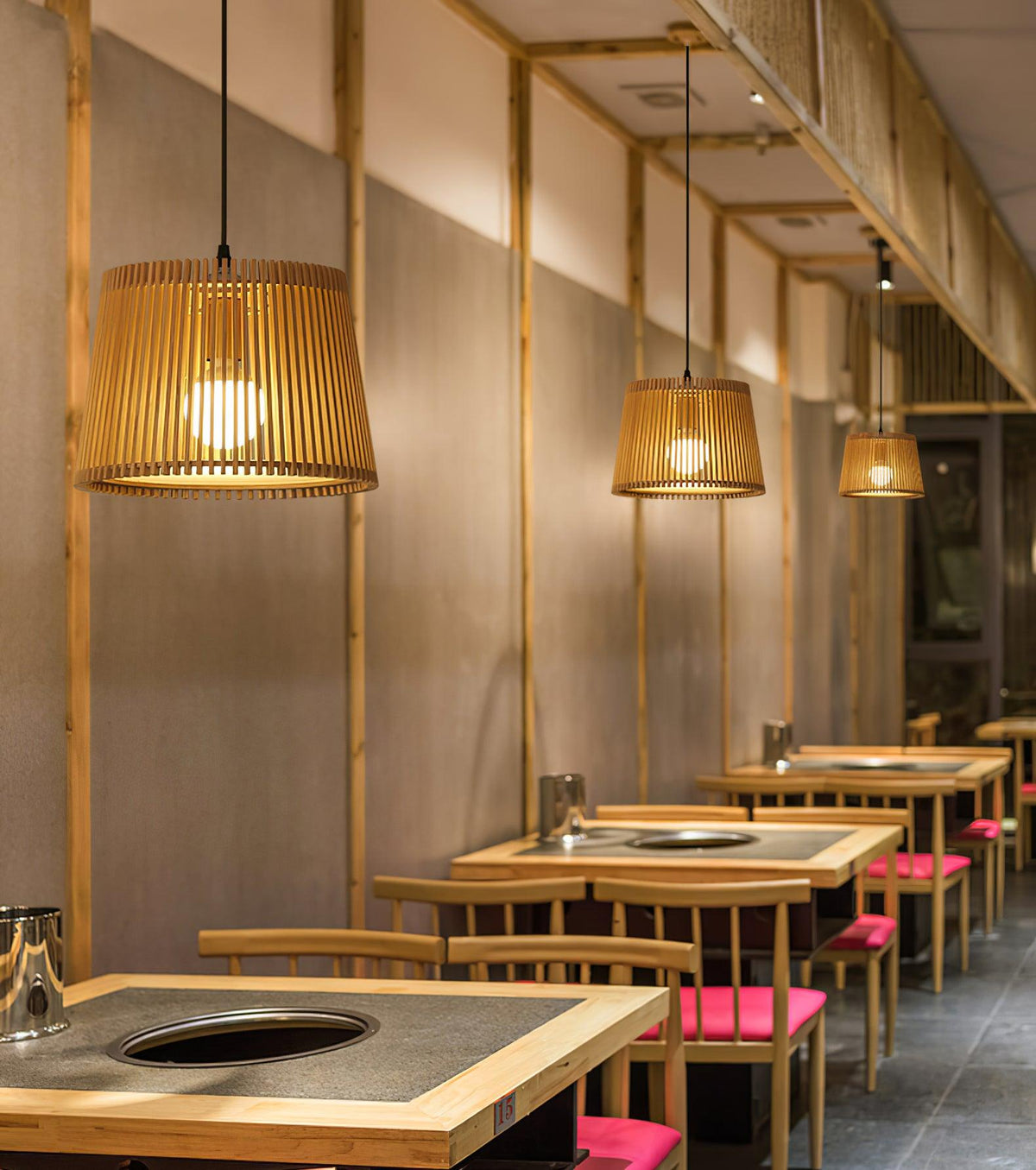 Clou Pendelleuchte aus Holz im Retro-Stil
