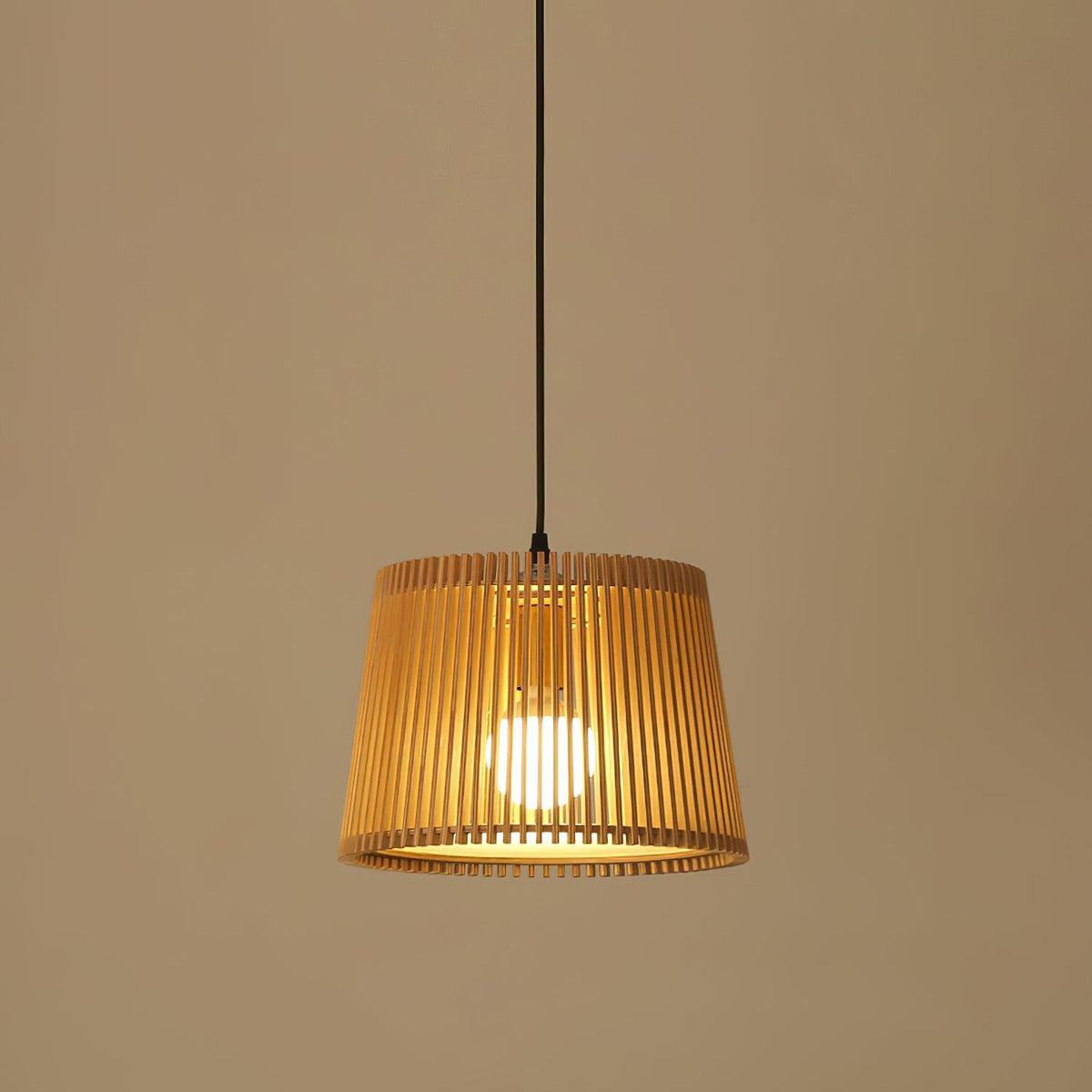 Clou Pendelleuchte aus Holz im Retro-Stil