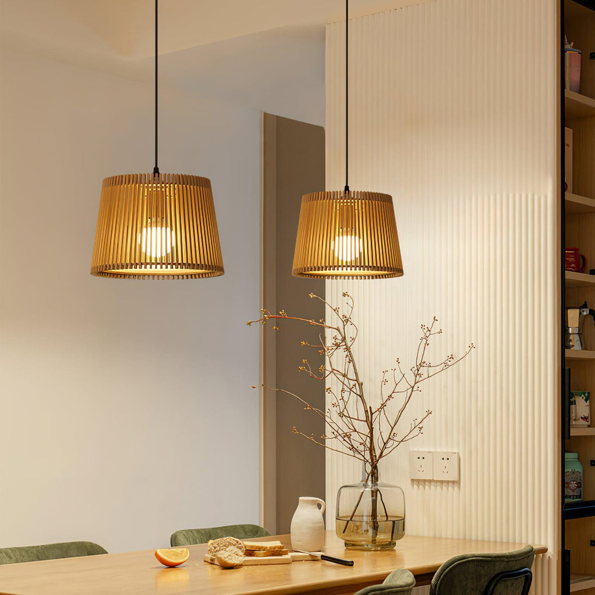 Clou Pendelleuchte aus Holz im Retro-Stil