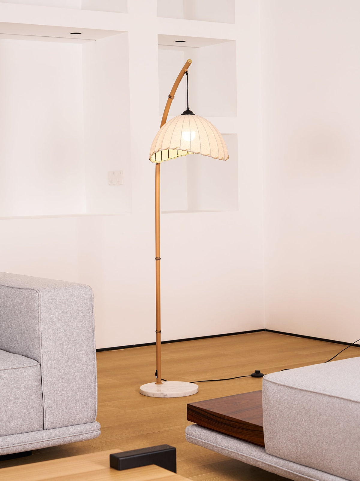 Liveno Minimalistische Stehleuchte aus Marmor