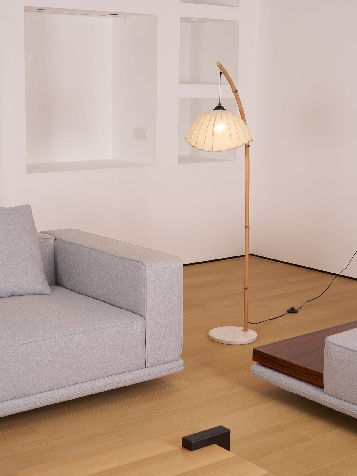 Liveno Minimalistische Stehleuchte aus Marmor