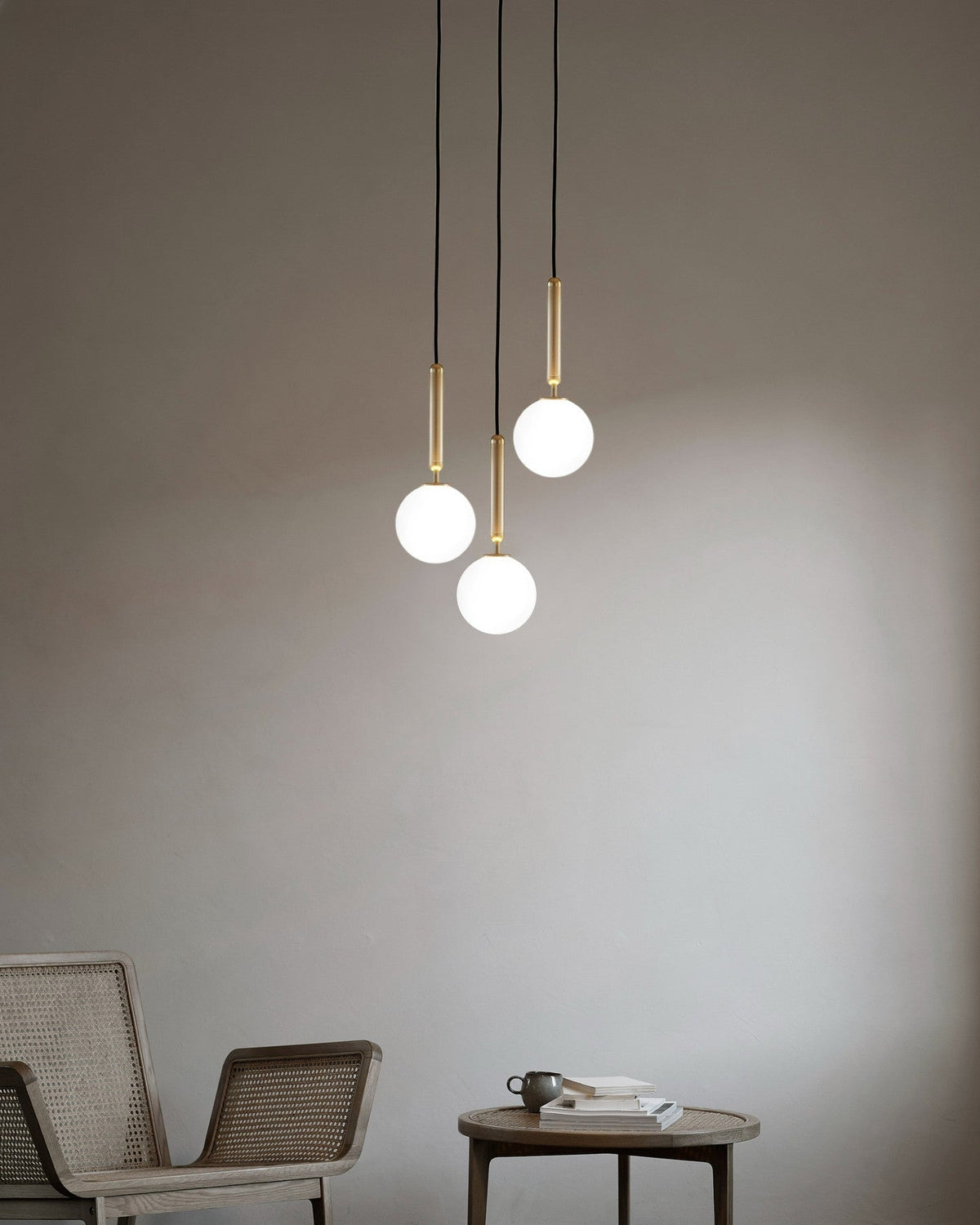 Azorila zeitgenössische minimalistische Messing-Glas-Pendelleuchte