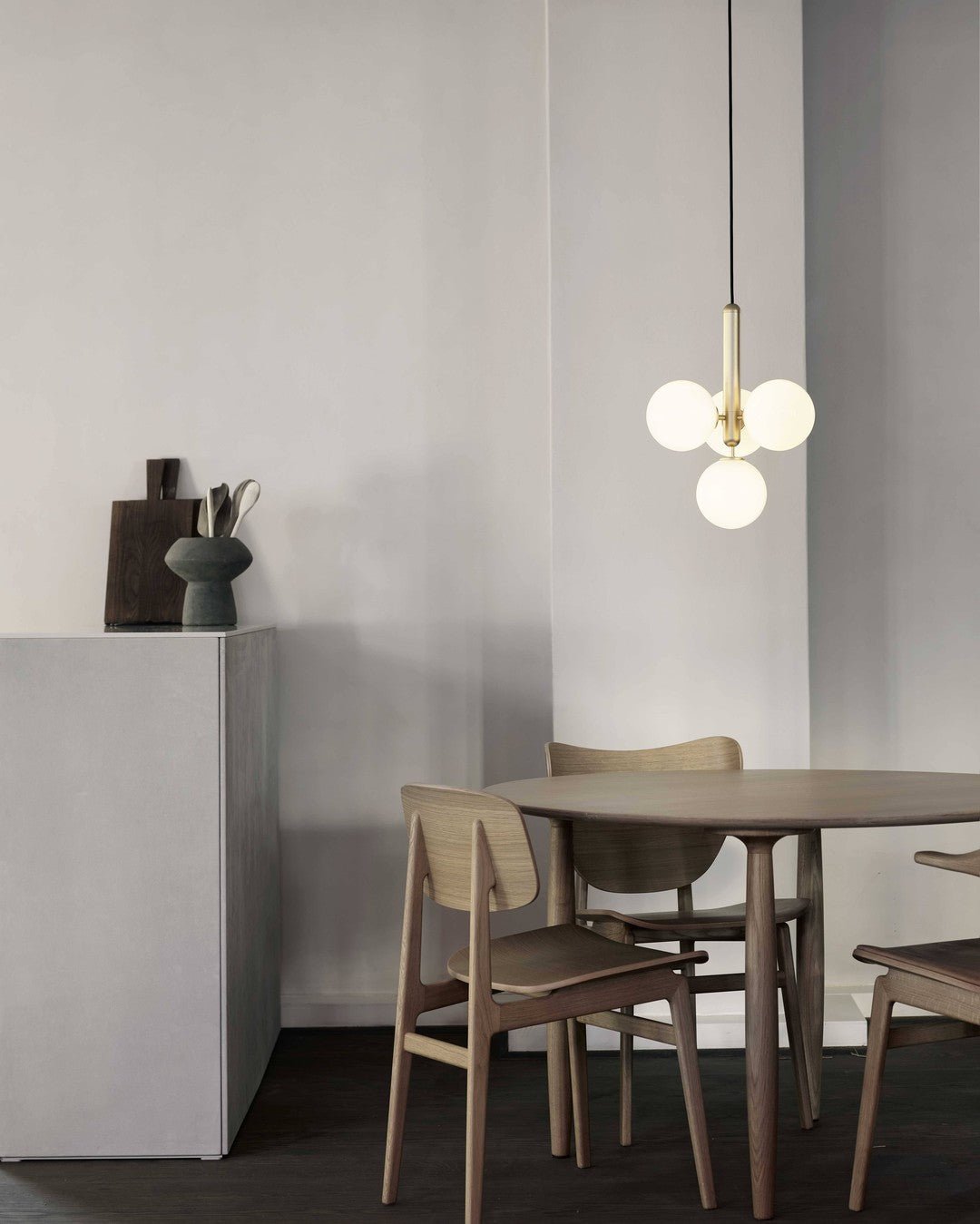 Azorila zeitgenössische minimalistische Messing-Glas-Pendelleuchte