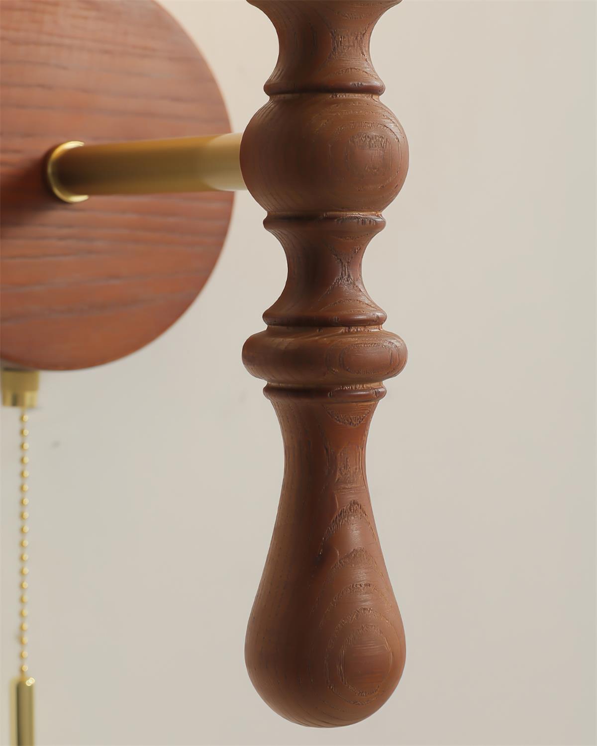 Wandleuchte aus Walnuss