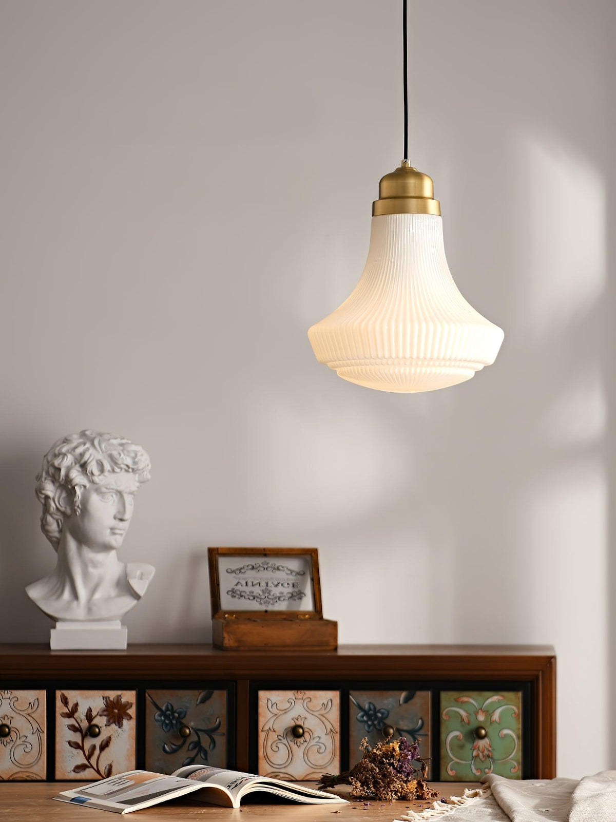 Duo Pendelleuchte aus Opalglas mit geripptem Glockenschirm in Messing Vintage