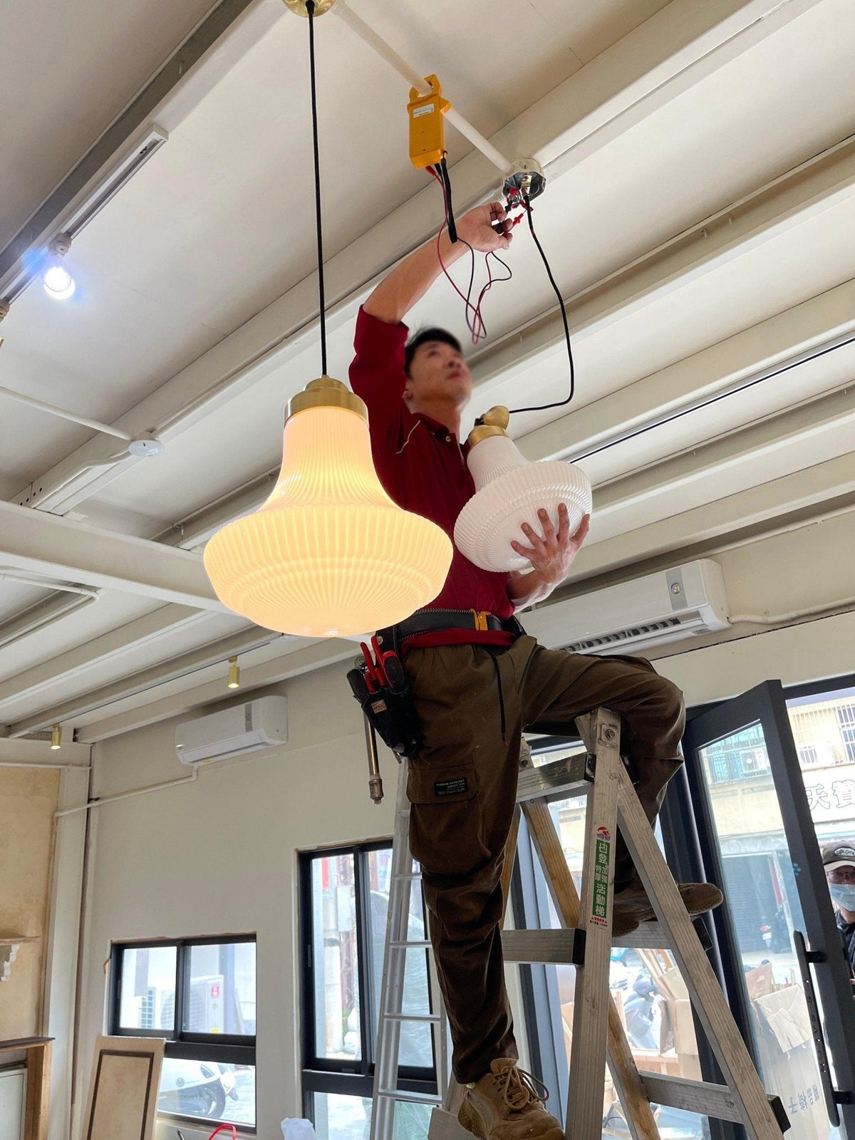 Duo Pendelleuchte aus Opalglas mit geripptem Glockenschirm in Messing Vintage