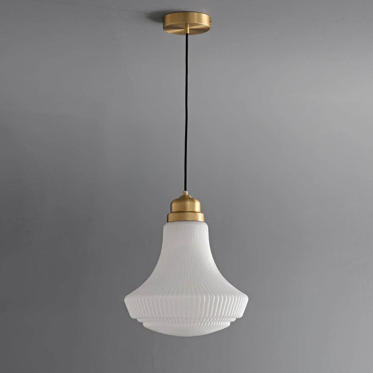 Duo Pendelleuchte aus Opalglas mit geripptem Glockenschirm in Messing Vintage