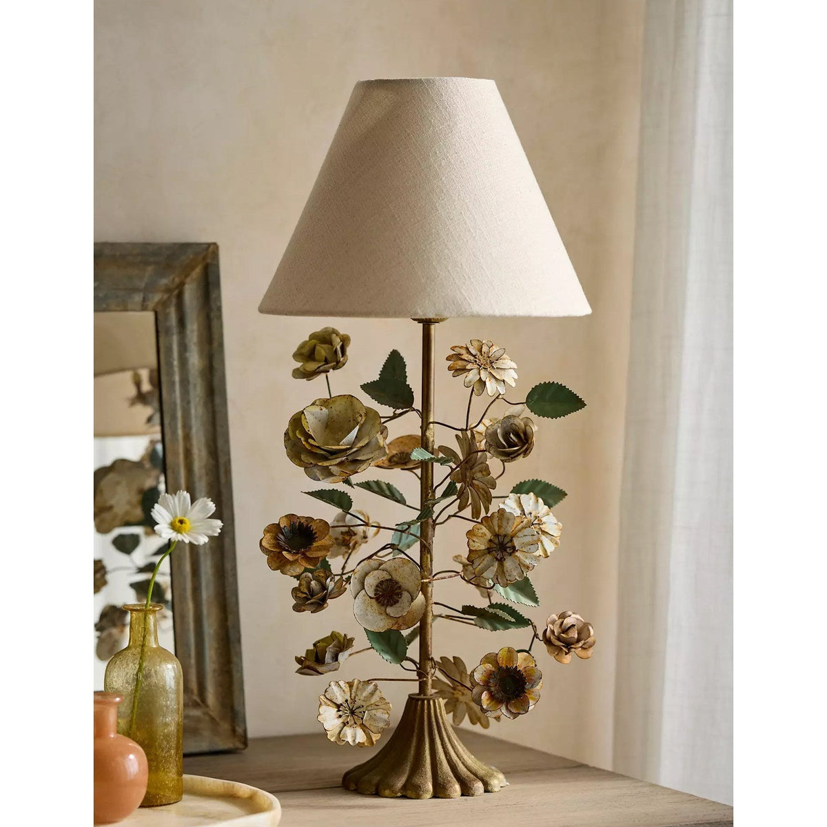 Sculpted Metallische Tischleuchte mit Blumenmuster