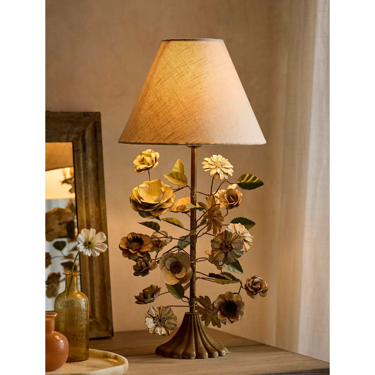 Sculpted Metallische Tischleuchte mit Blumenmuster