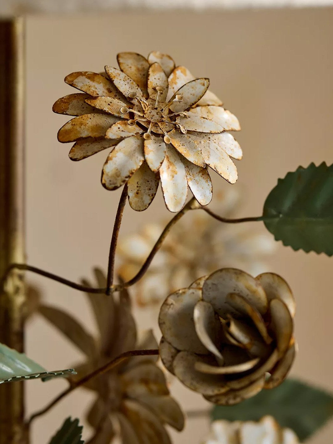 Sculpted Metallische Tischleuchte mit Blumenmuster