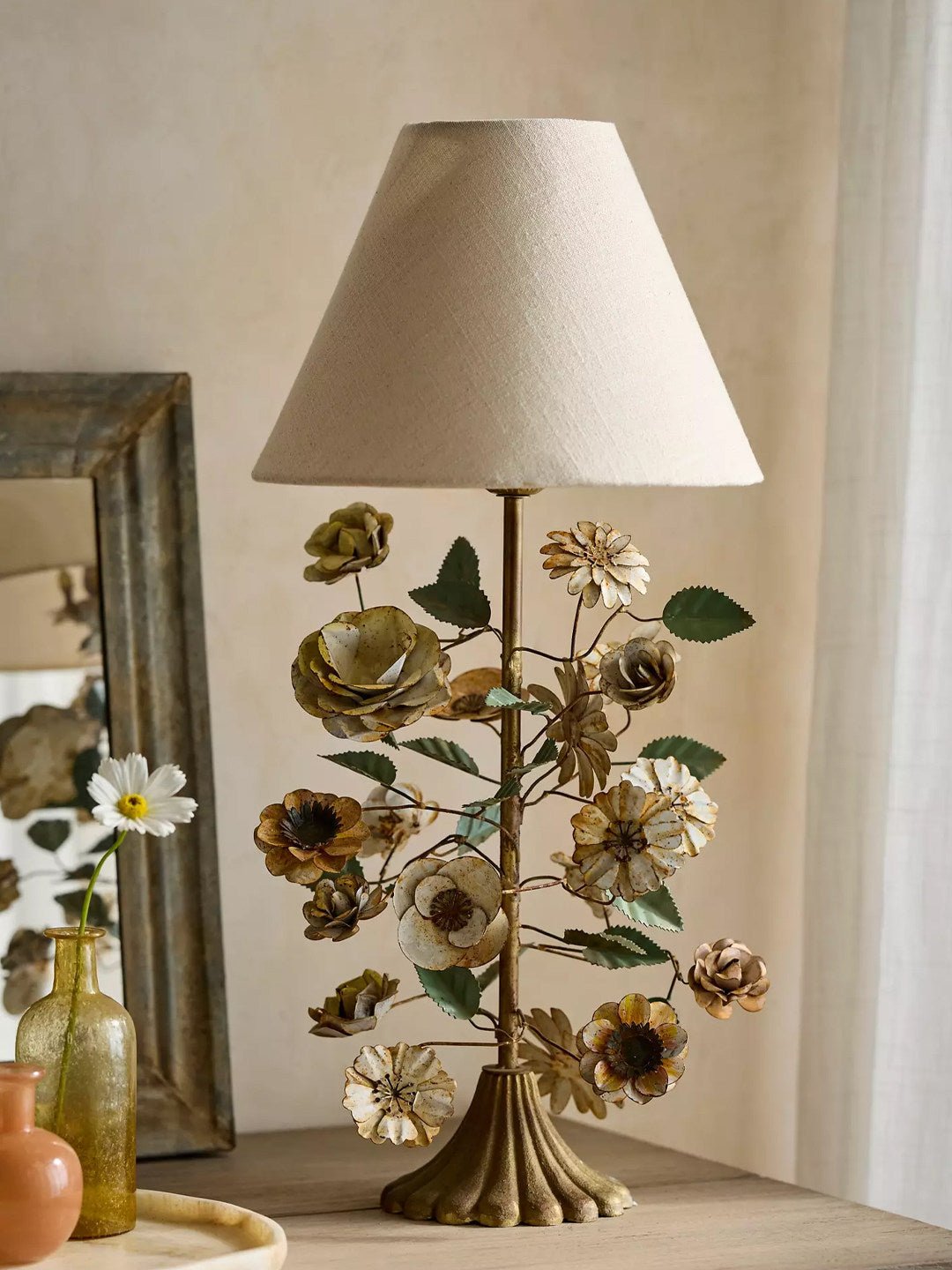 Sculpted Metallische Tischleuchte mit Blumenmuster